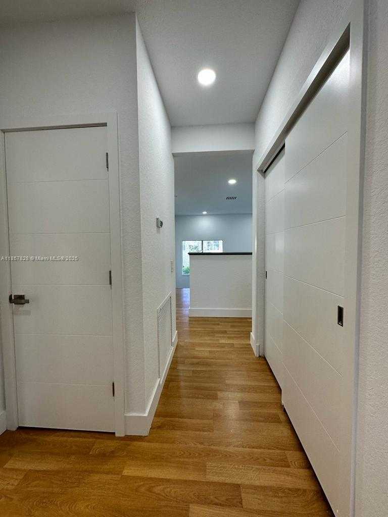 Small Image of 1887 HARBOR VIEW CIR, Weston Number 21