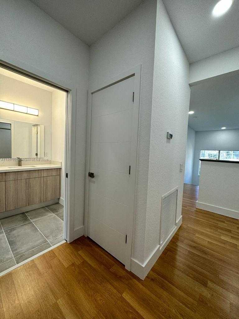Small Image of 1887 HARBOR VIEW CIR, Weston Number 27