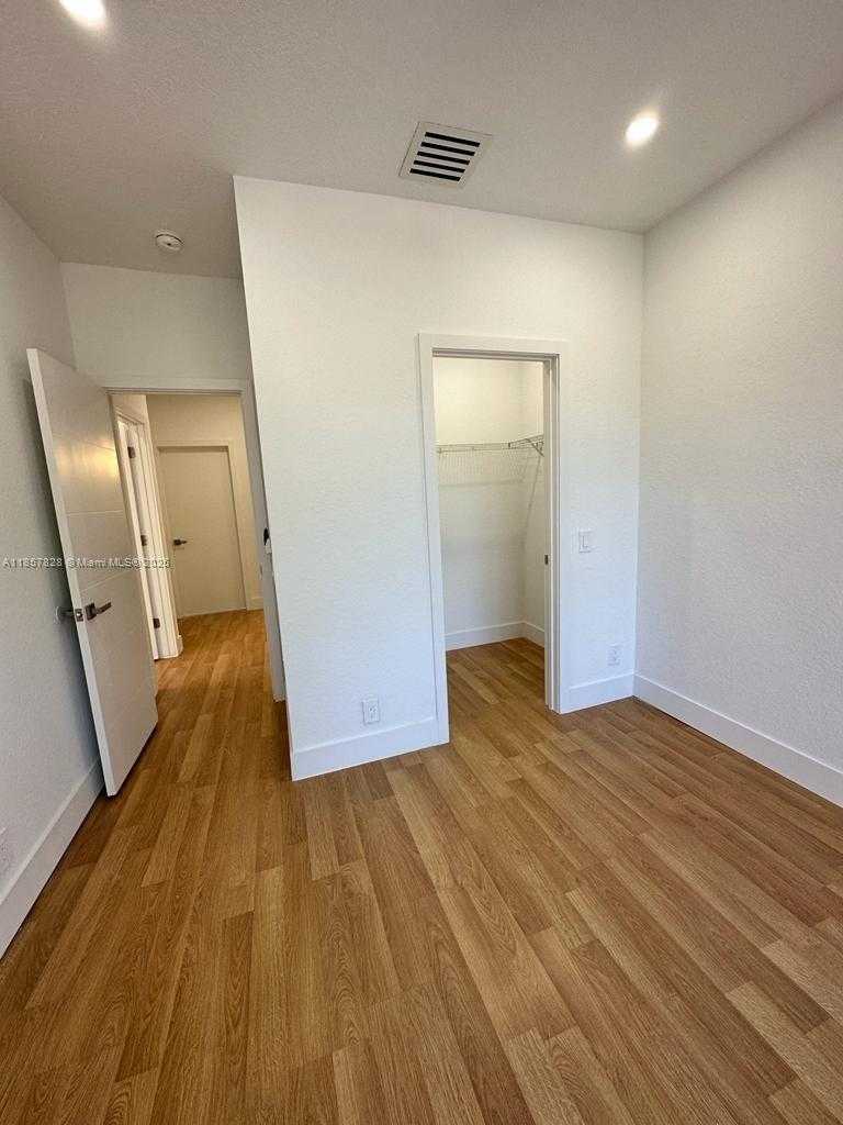 Small Image of 1887 HARBOR VIEW CIR, Weston Number 28