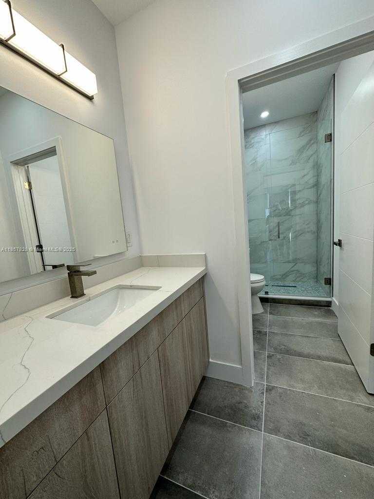 Small Image of 1887 HARBOR VIEW CIR, Weston Number 31