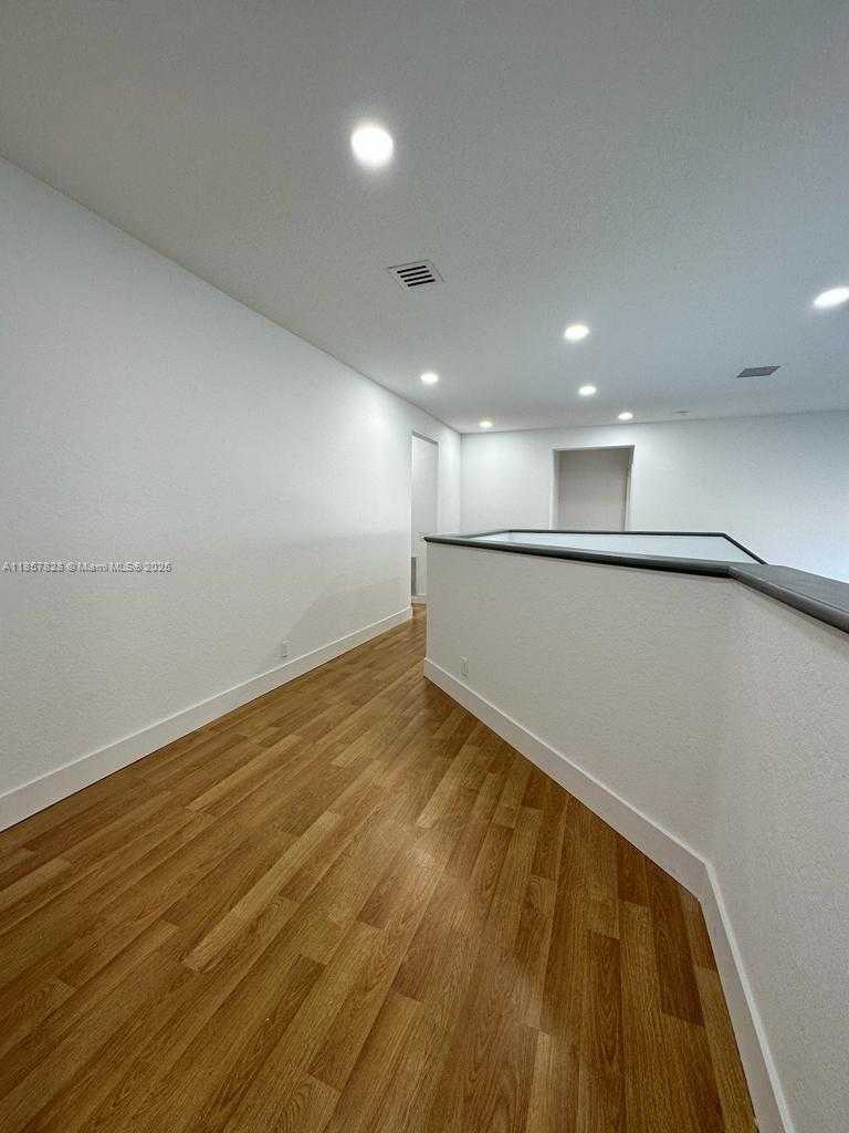 Small Image of 1887 HARBOR VIEW CIR, Weston Number 35