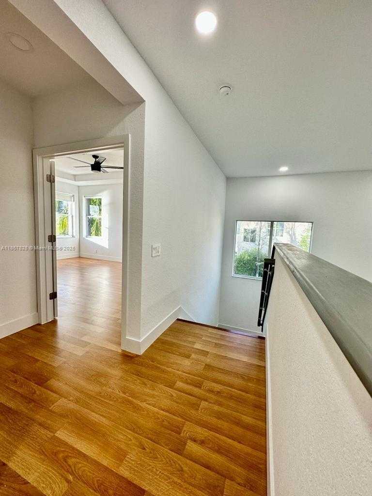 Small Image of 1887 HARBOR VIEW CIR, Weston Number 37