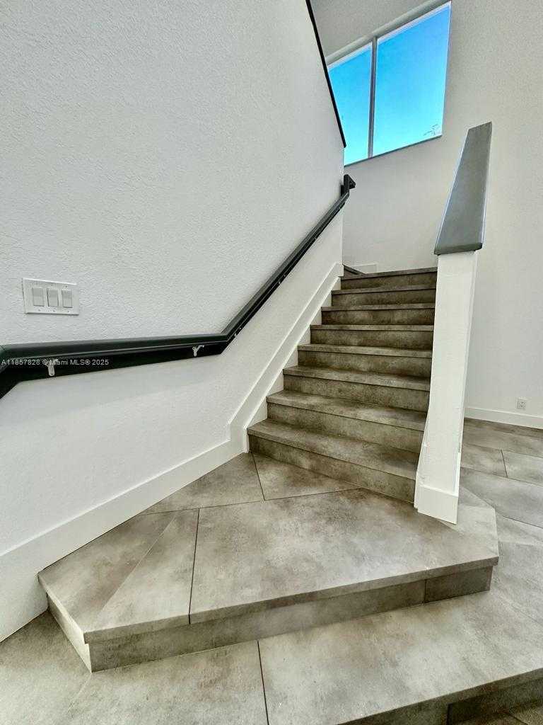 Small Image of 1887 HARBOR VIEW CIR, Weston Number 38