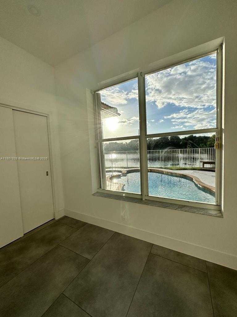Small Image of 1887 HARBOR VIEW CIR, Weston Number 43