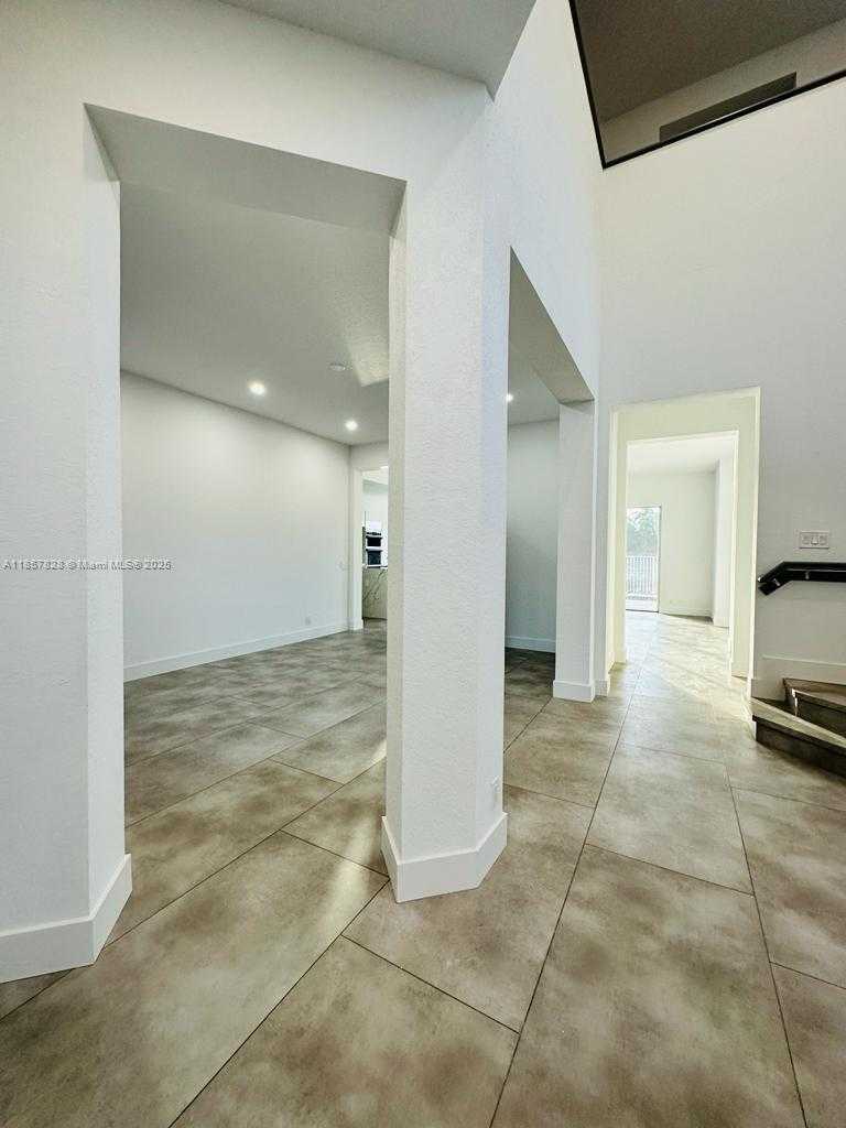 Small Image of 1887 HARBOR VIEW CIR, Weston Number 60