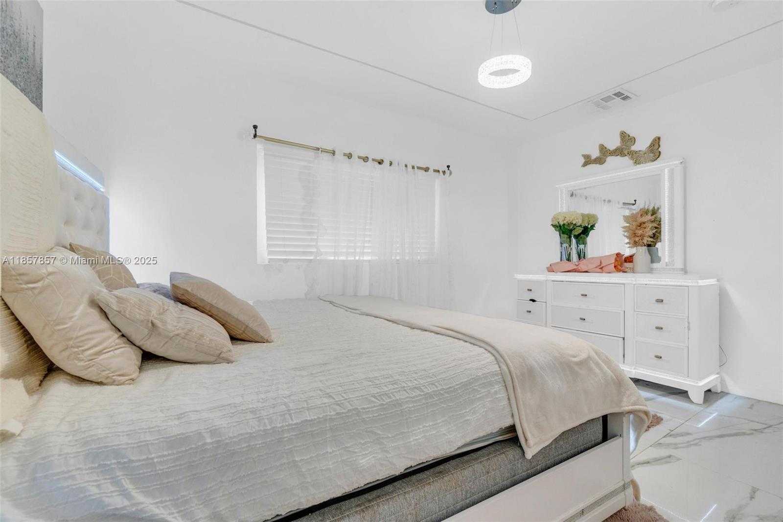 Small Image of 1675 NORTH EAST 160TH ST, North Miami Beach Number 37