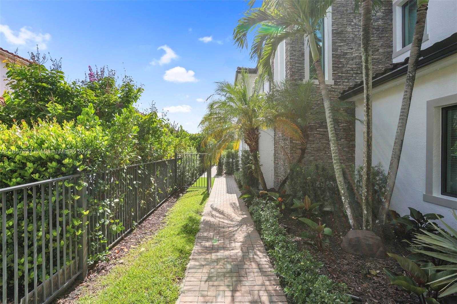 Small Image of 5952 WEST BROOKFIELD CIR W, Hollywood Number 19