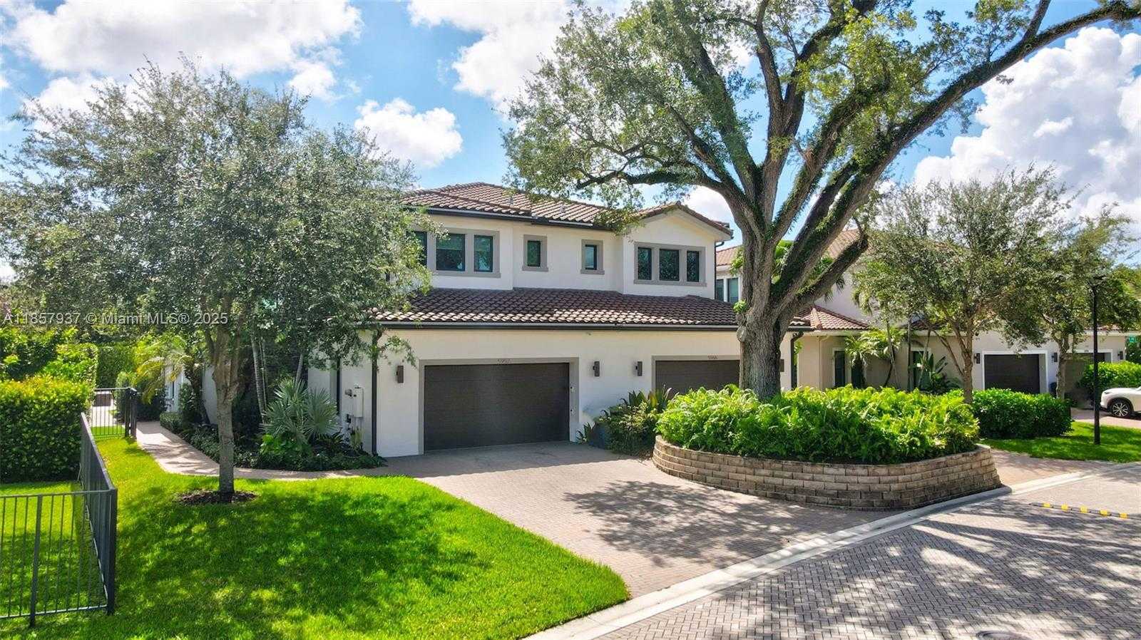 Small Image of 5952 WEST BROOKFIELD CIR W, Hollywood Number 2