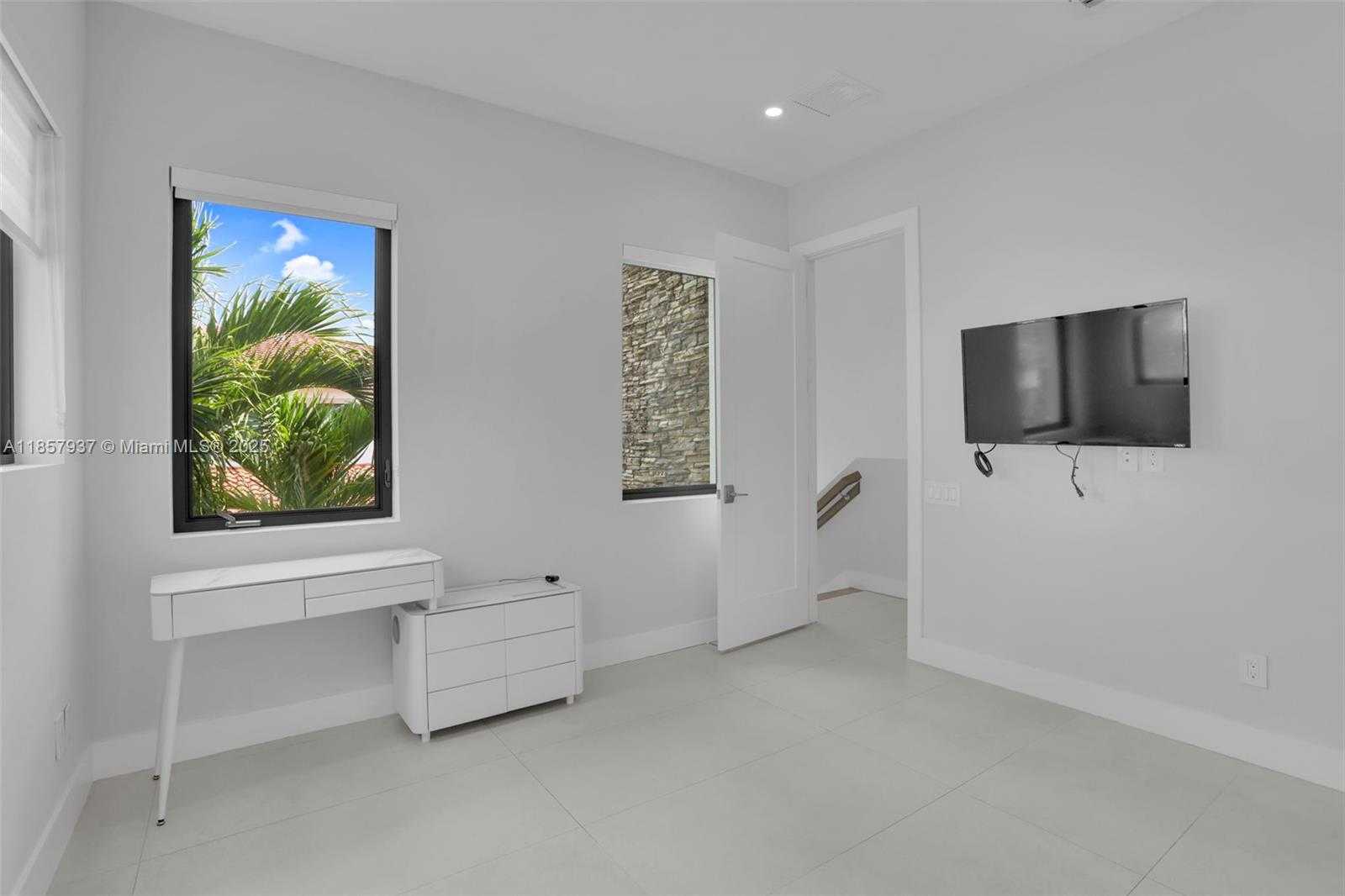 Small Image of 5952 WEST BROOKFIELD CIR W, Hollywood Number 54