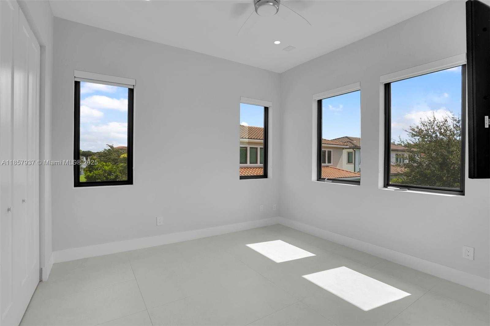 Small Image of 5952 WEST BROOKFIELD CIR W, Hollywood Number 71
