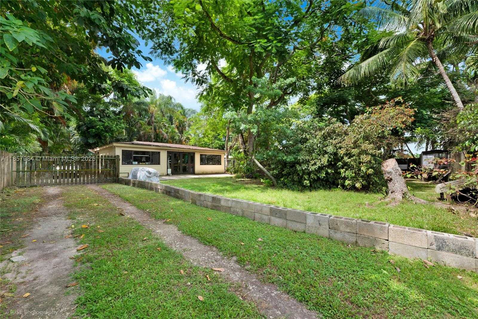 Small Image of 13831 SOUTH WEST 232ND ST, Miami Number 21