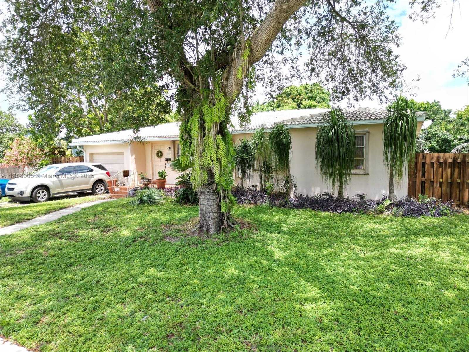 Small Image of 2527 FILLMORE ST, Hollywood Number 2