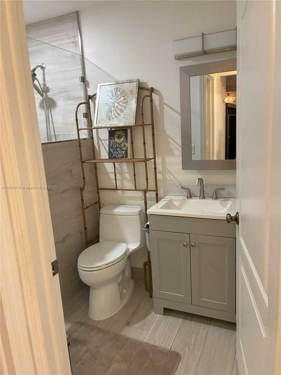 Small Image of 7856 NORTH WEST 194TH ST, Hialeah Number 4