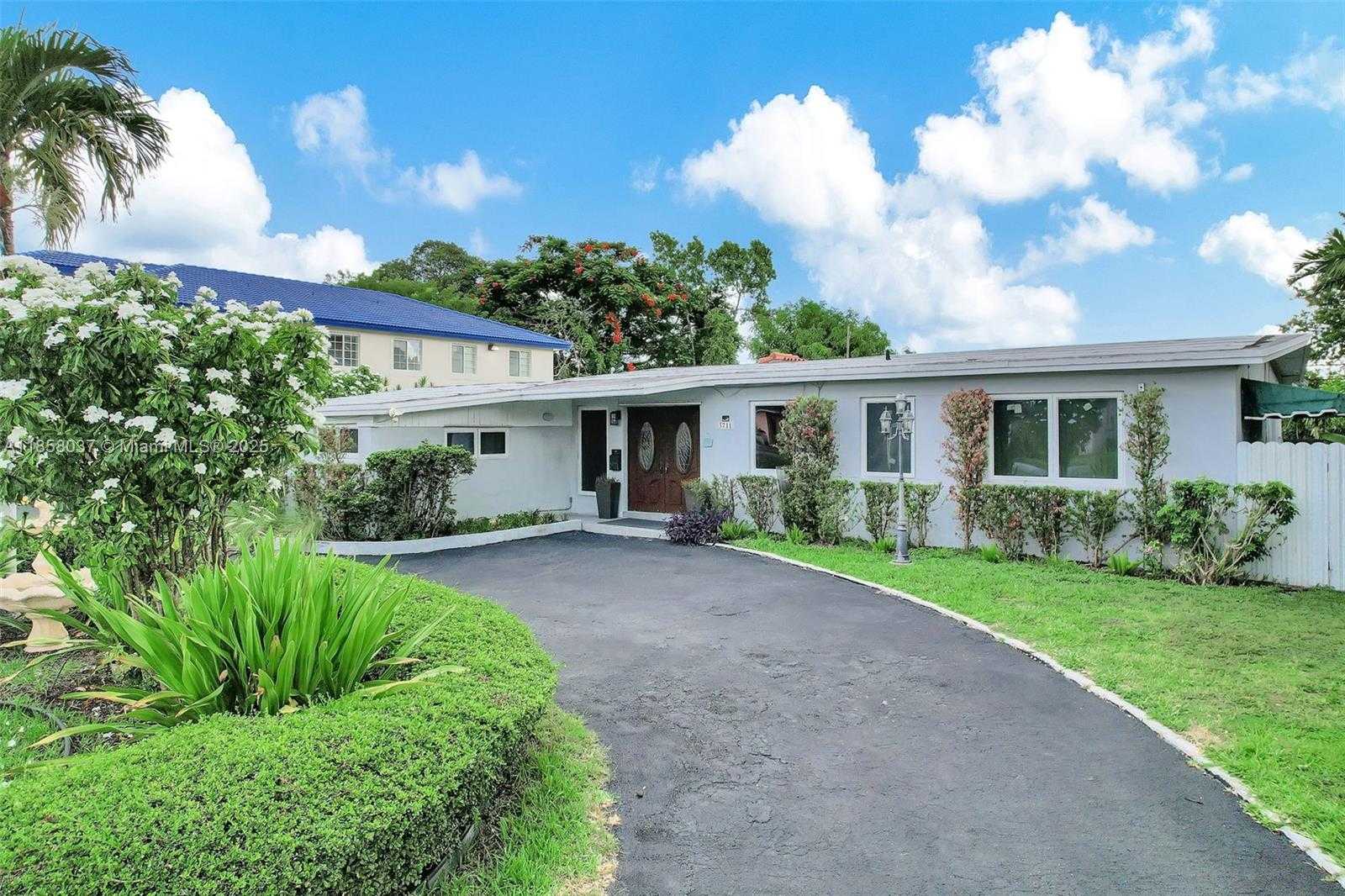 Small Image of 3711 SOUTH WEST 87TH AVE, Miami Number 3