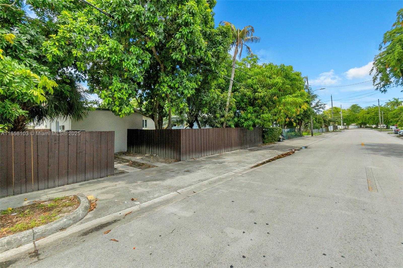 Small Image of 130 169 TER, North Miami Beach Number 27