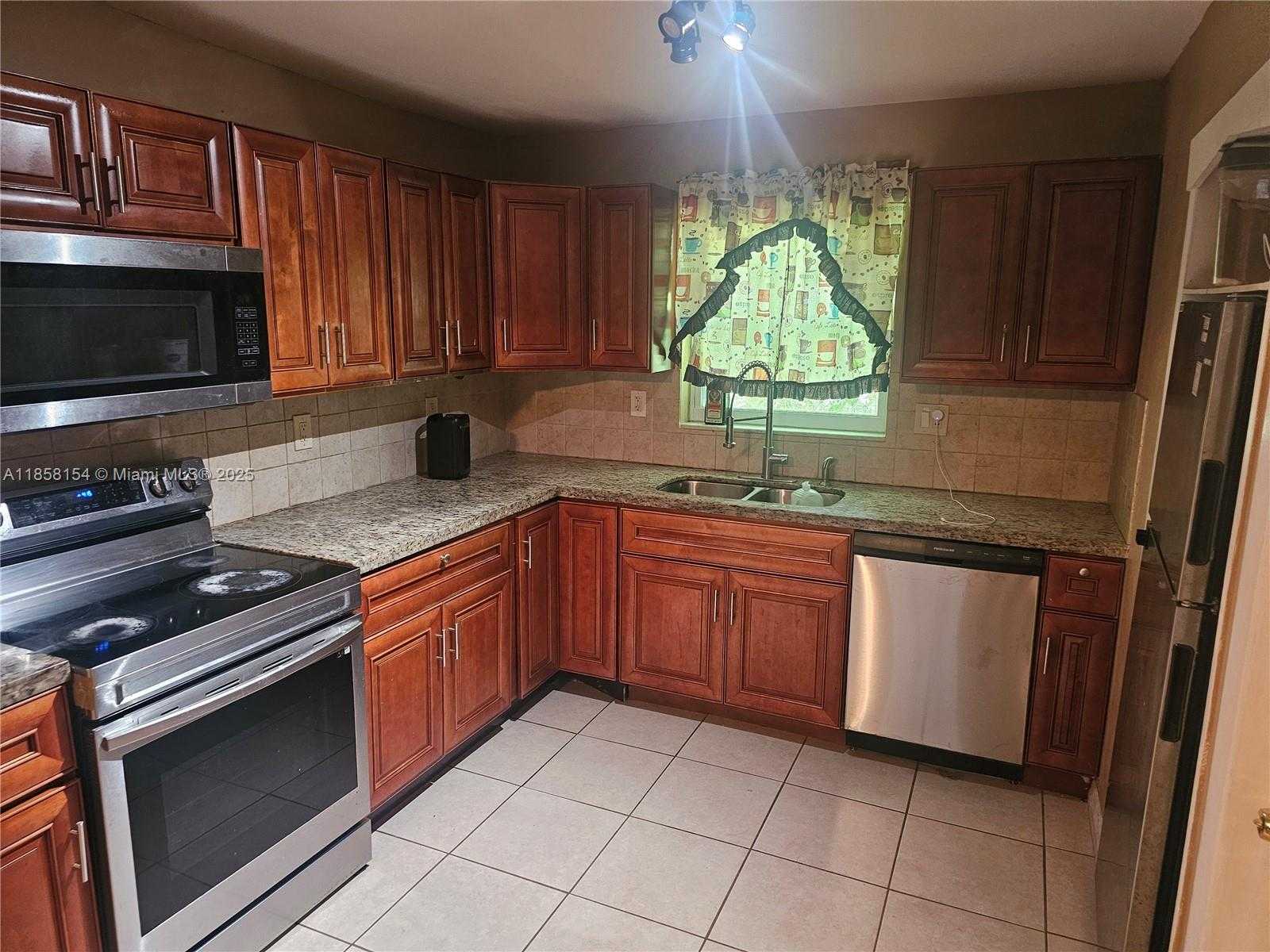 Small Image of 2801 NORTH EAST 1ST AVE, Pompano Beach Number 10