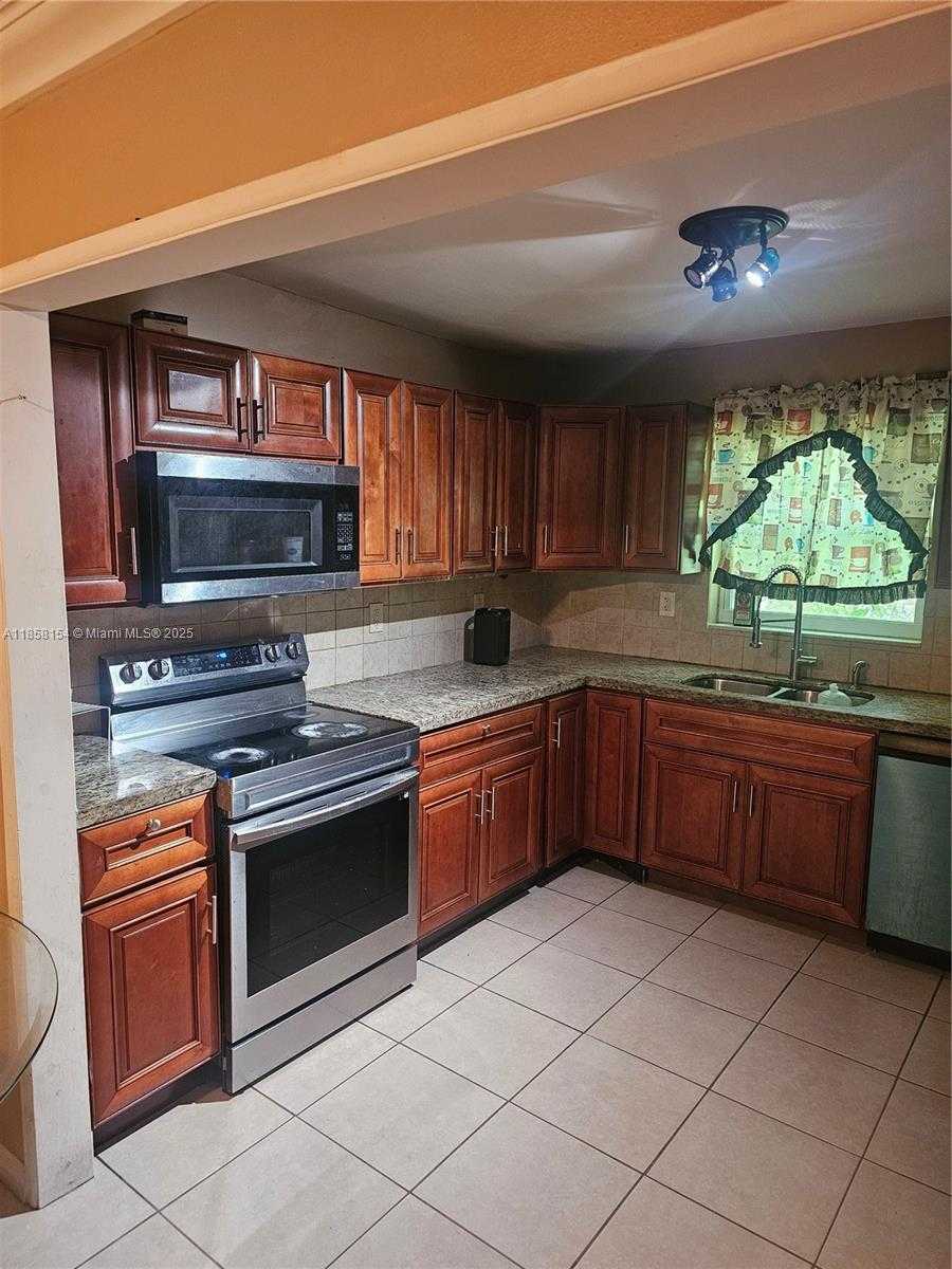 Small Image of 2801 NORTH EAST 1ST AVE, Pompano Beach Number 8