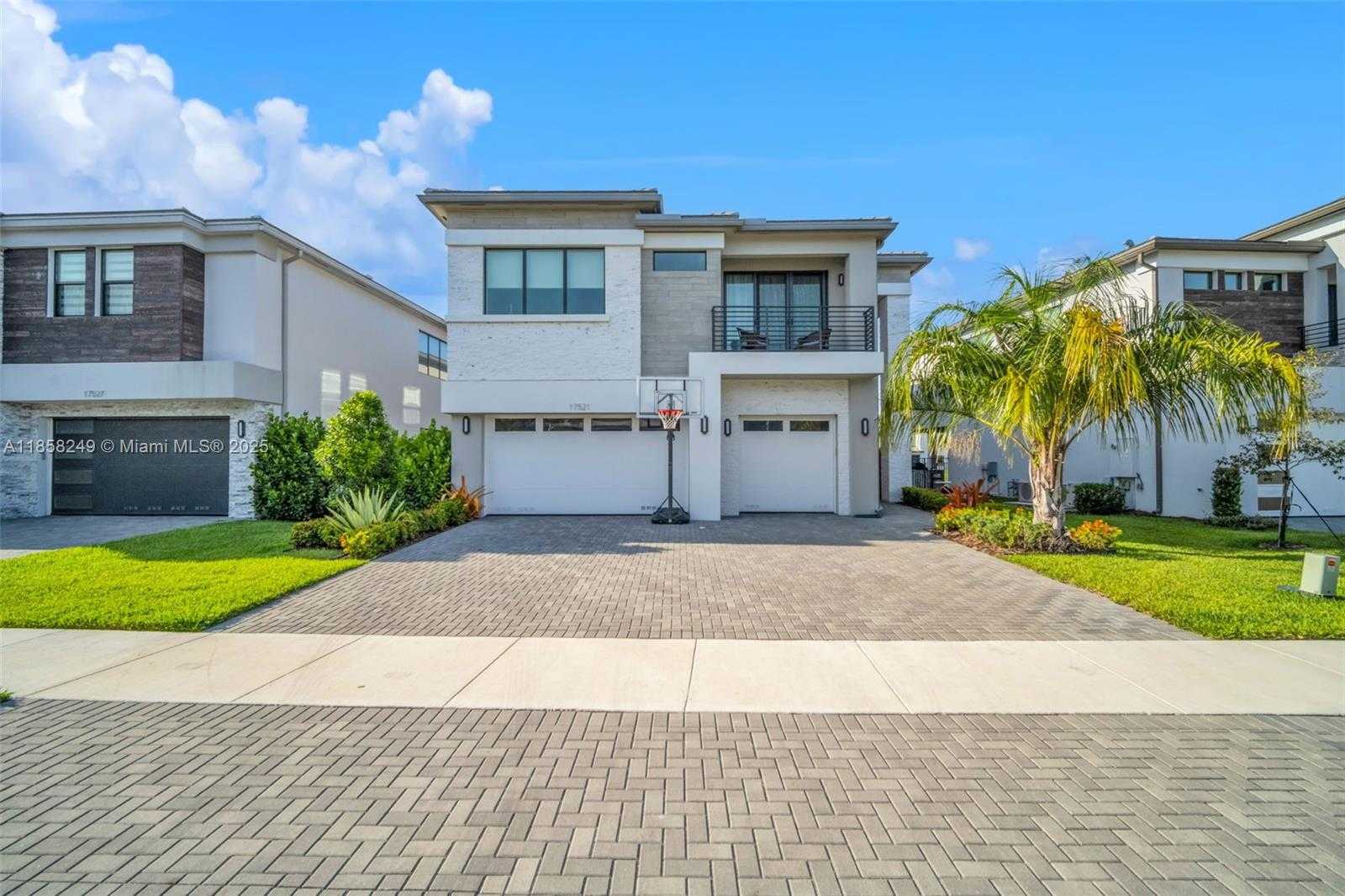 Small Image of 17521 SPARKLING RIVER RD, Boca Raton Number 2
