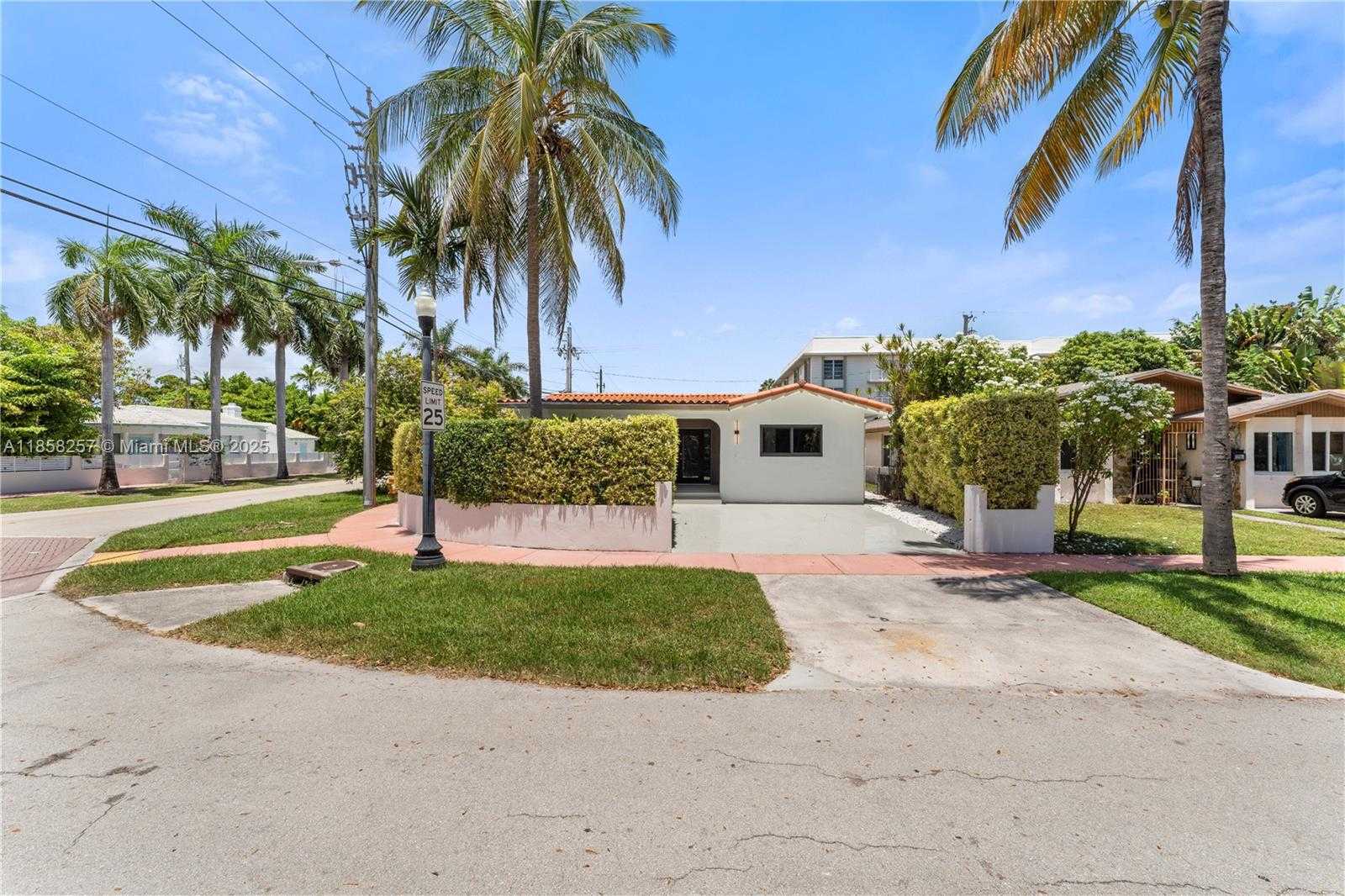 Small Image of 1221 BIARRITZ DR, Miami Beach Number 10