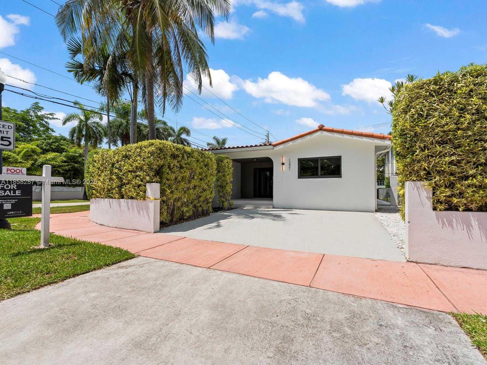 Small Image of 1221 BIARRITZ DR, Miami Beach Number 2