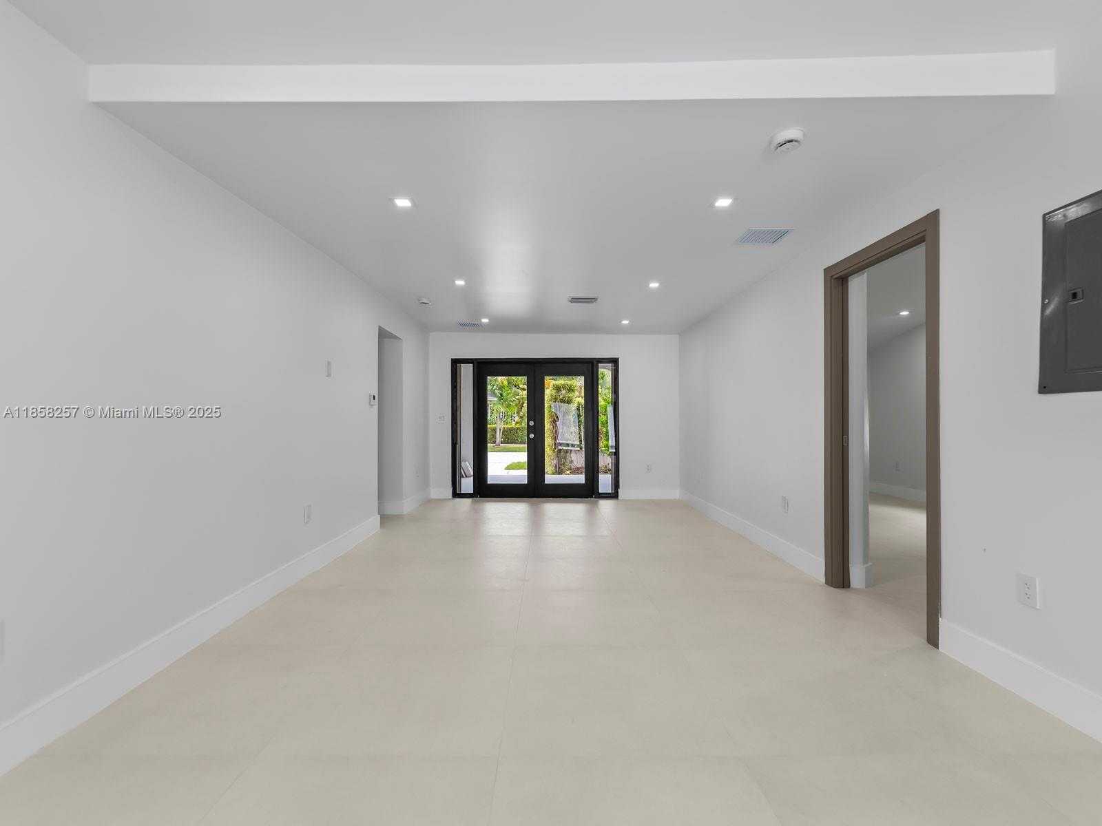 Small Image of 1221 BIARRITZ DR, Miami Beach Number 21
