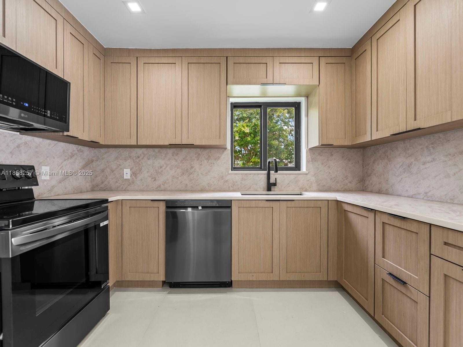 Small Image of 1221 BIARRITZ DR, Miami Beach Number 22