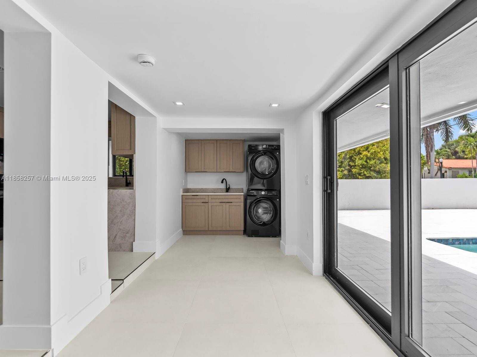 Small Image of 1221 BIARRITZ DR, Miami Beach Number 23