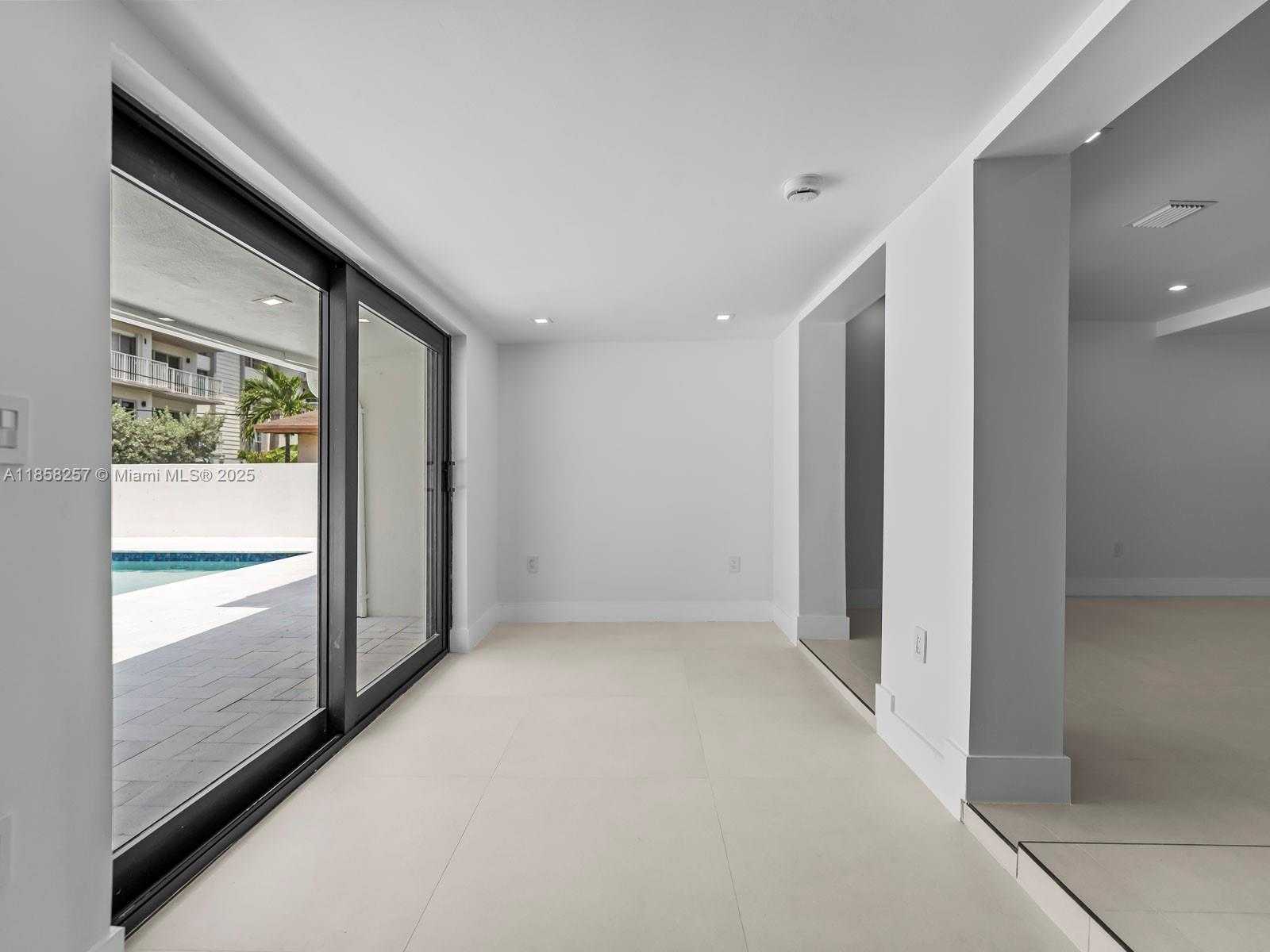 Small Image of 1221 BIARRITZ DR, Miami Beach Number 24