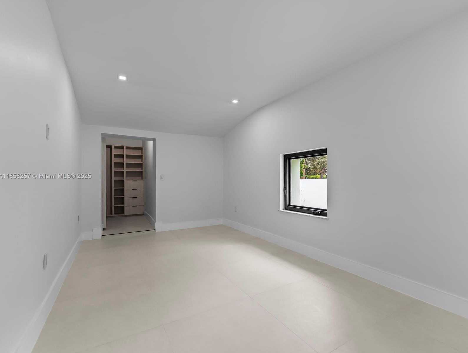Small Image of 1221 BIARRITZ DR, Miami Beach Number 25