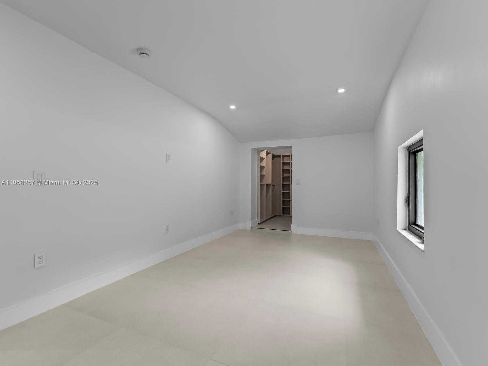 Small Image of 1221 BIARRITZ DR, Miami Beach Number 26