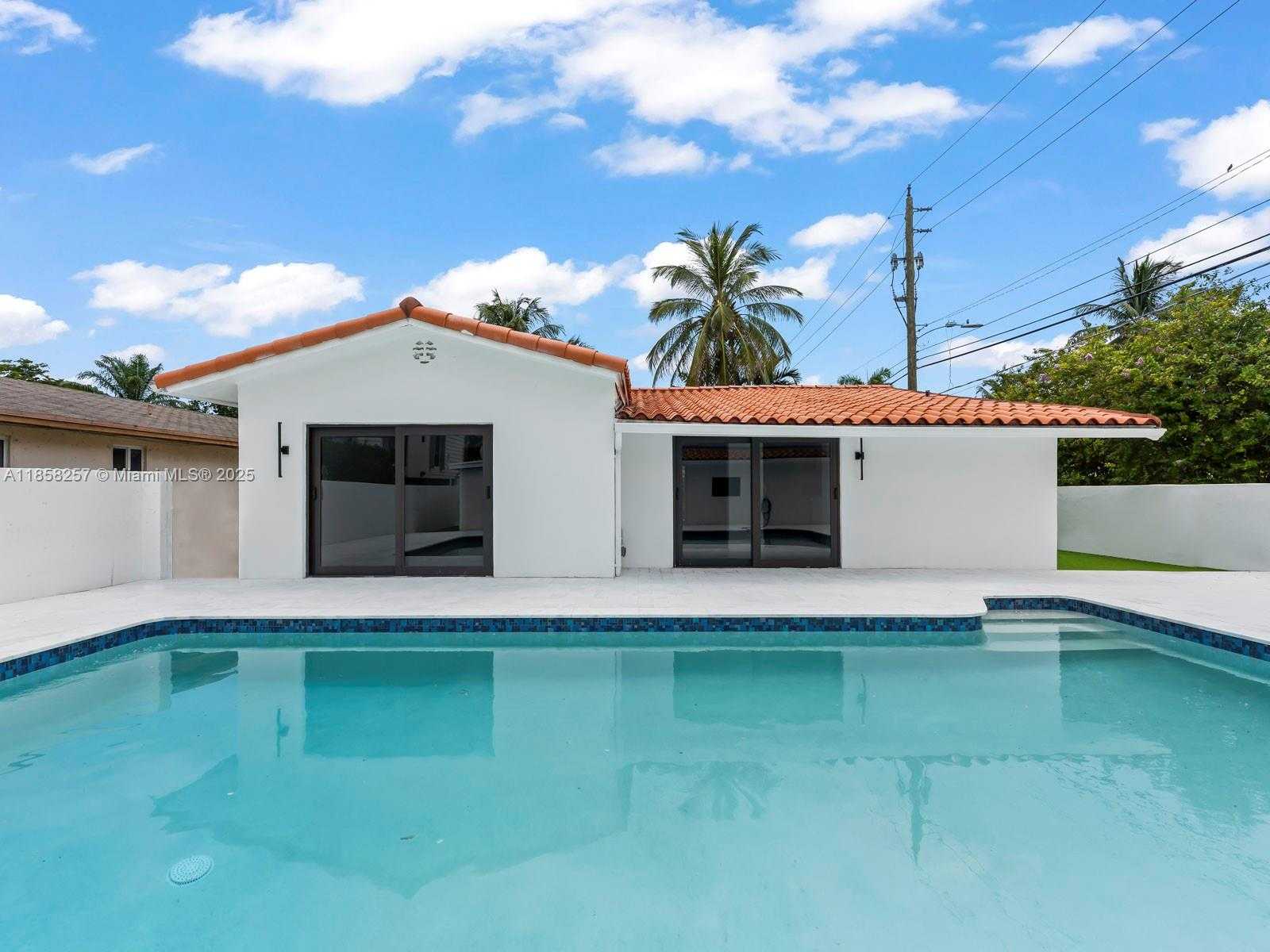 Small Image of 1221 BIARRITZ DR, Miami Beach Number 3
