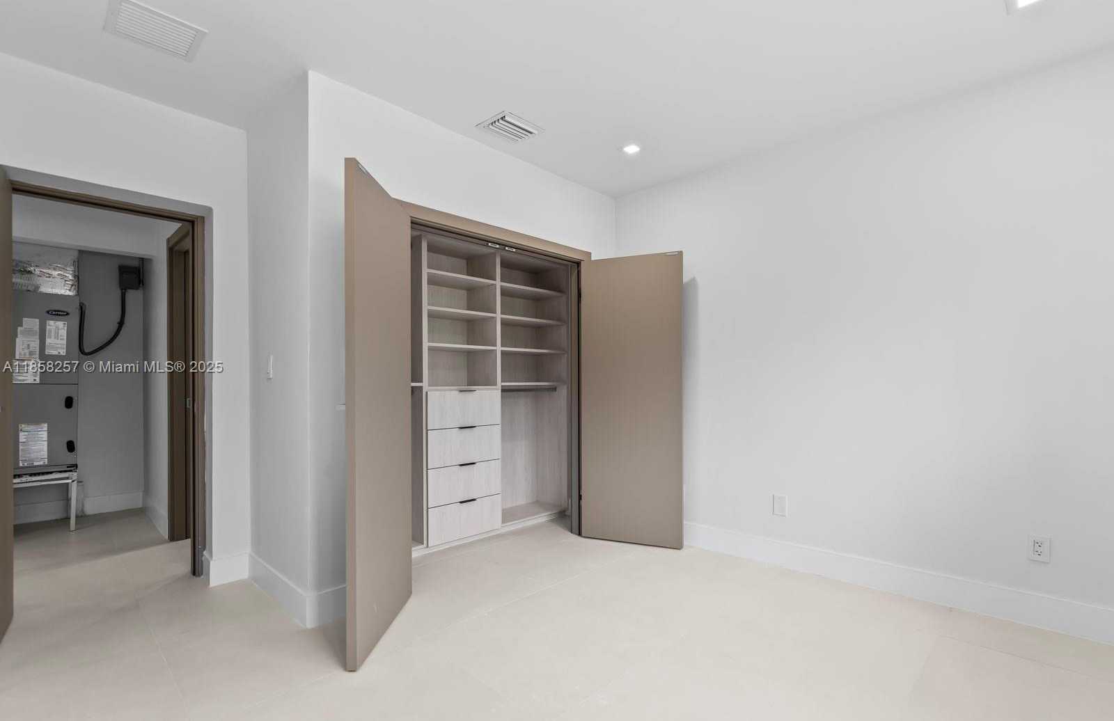Small Image of 1221 BIARRITZ DR, Miami Beach Number 31