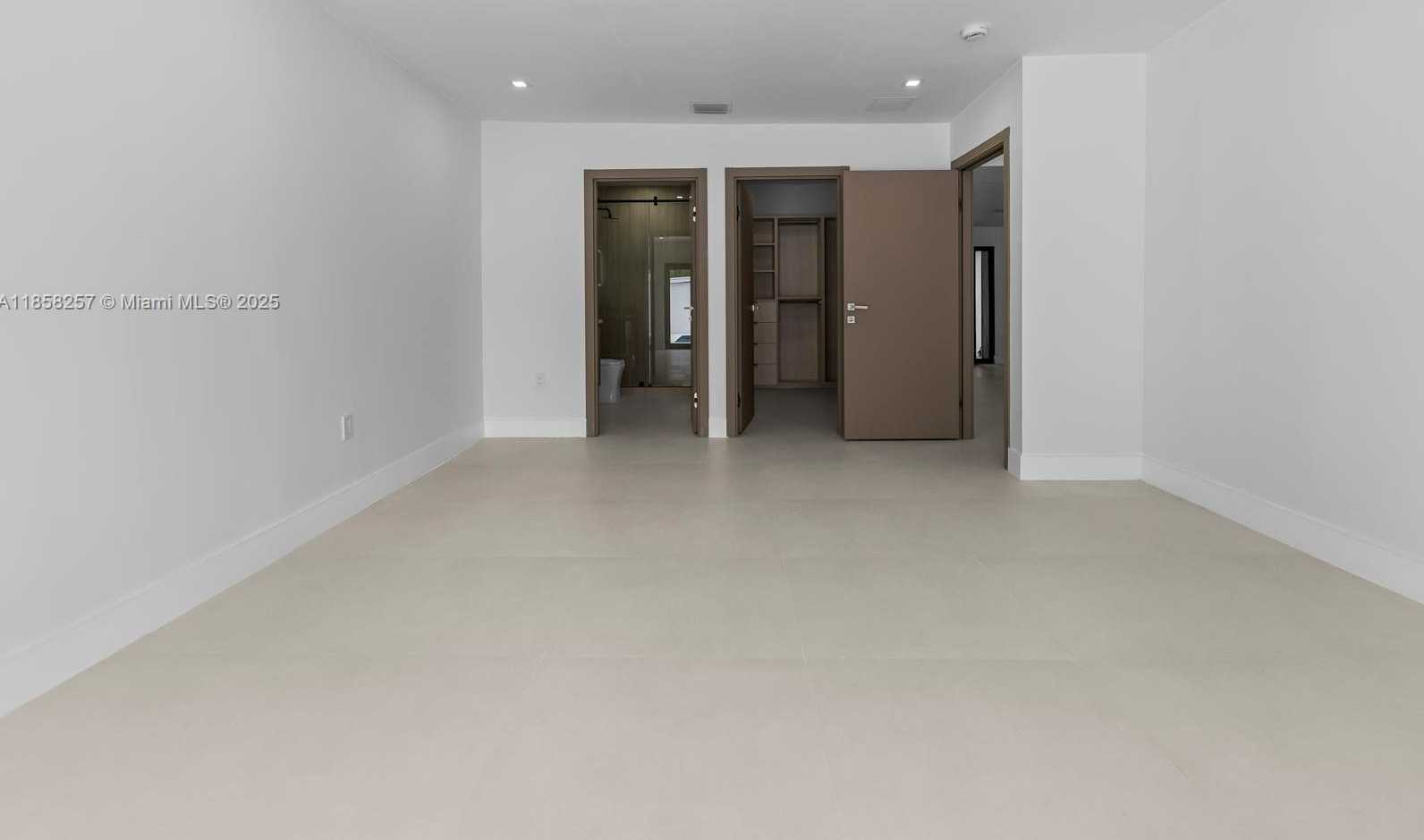 Small Image of 1221 BIARRITZ DR, Miami Beach Number 34