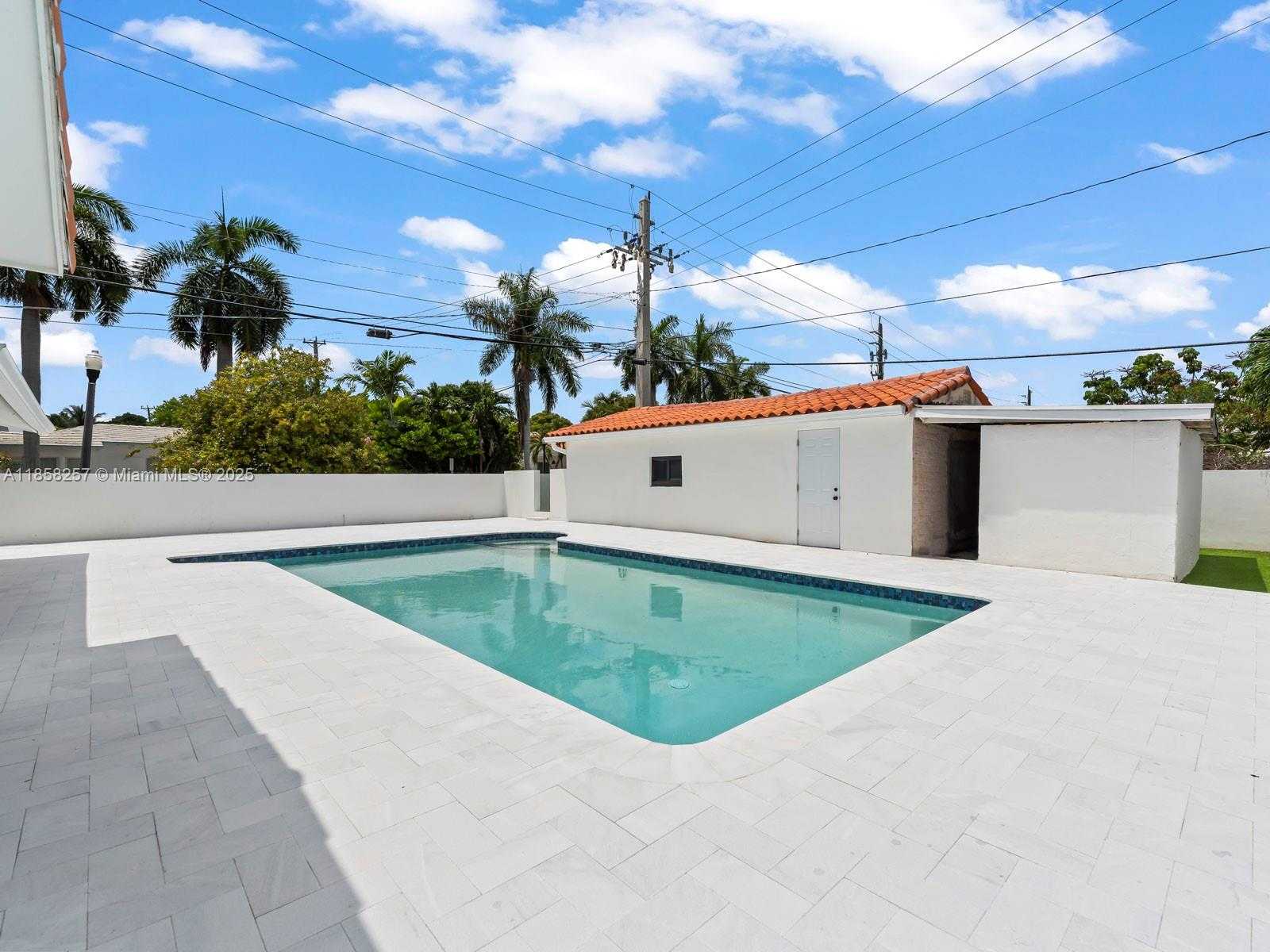 Small Image of 1221 BIARRITZ DR, Miami Beach Number 37