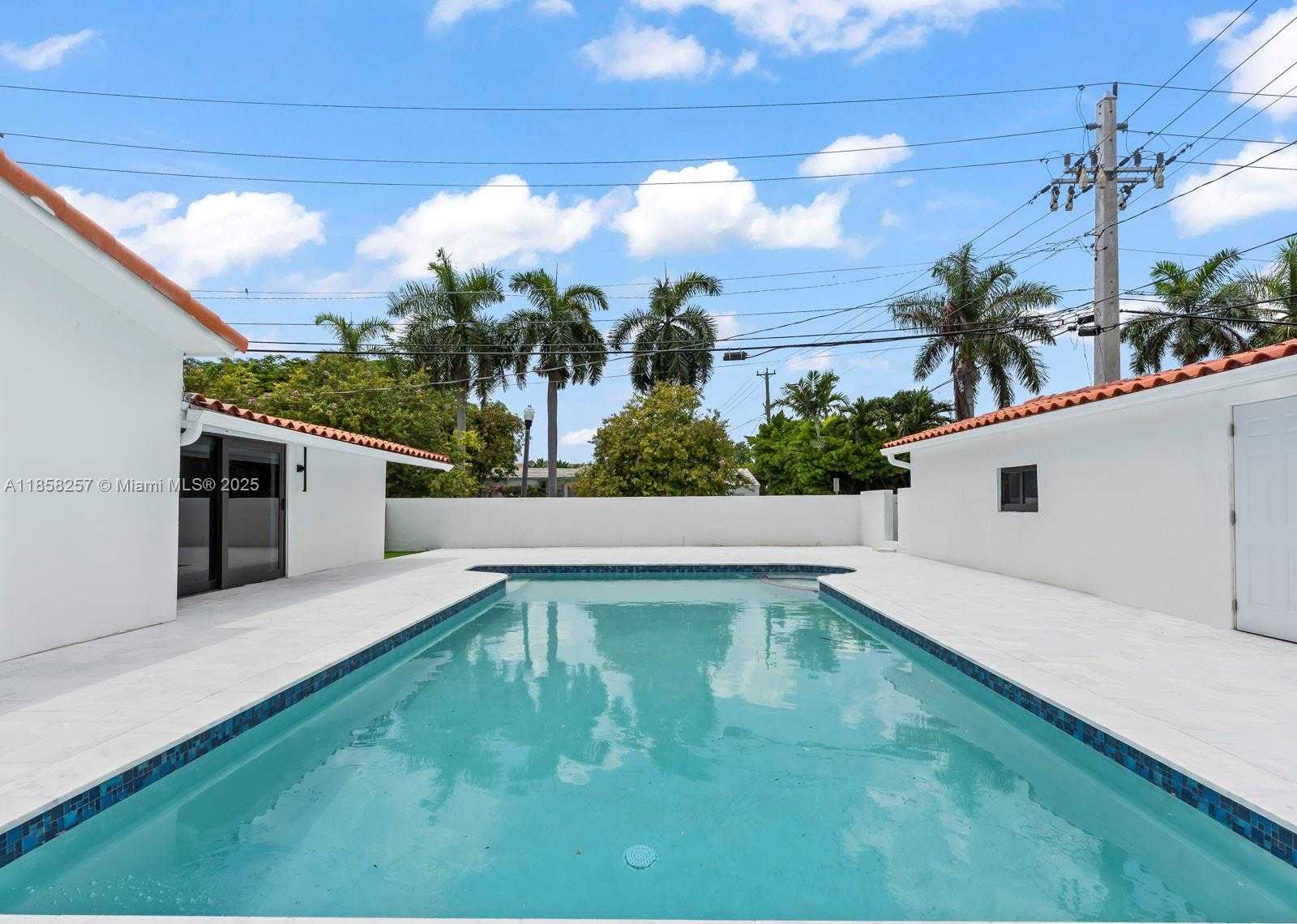 Small Image of 1221 BIARRITZ DR, Miami Beach Number 38