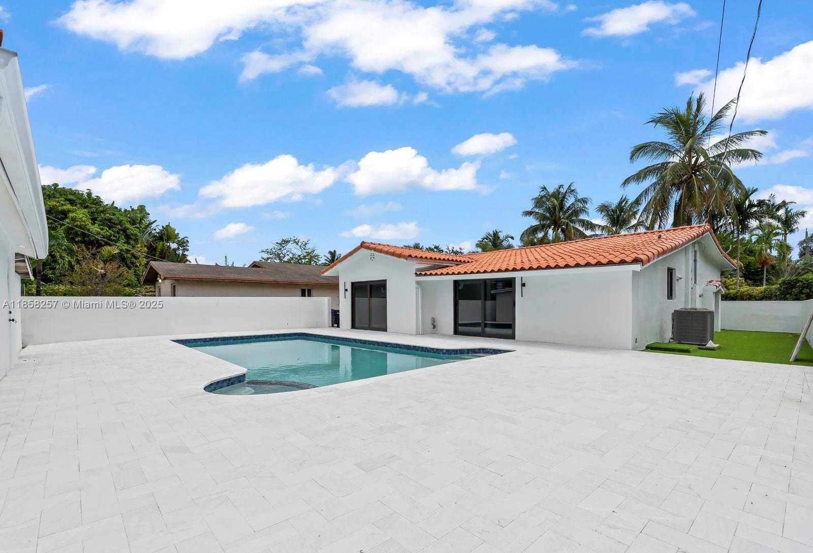 Small Image of 1221 BIARRITZ DR, Miami Beach Number 39
