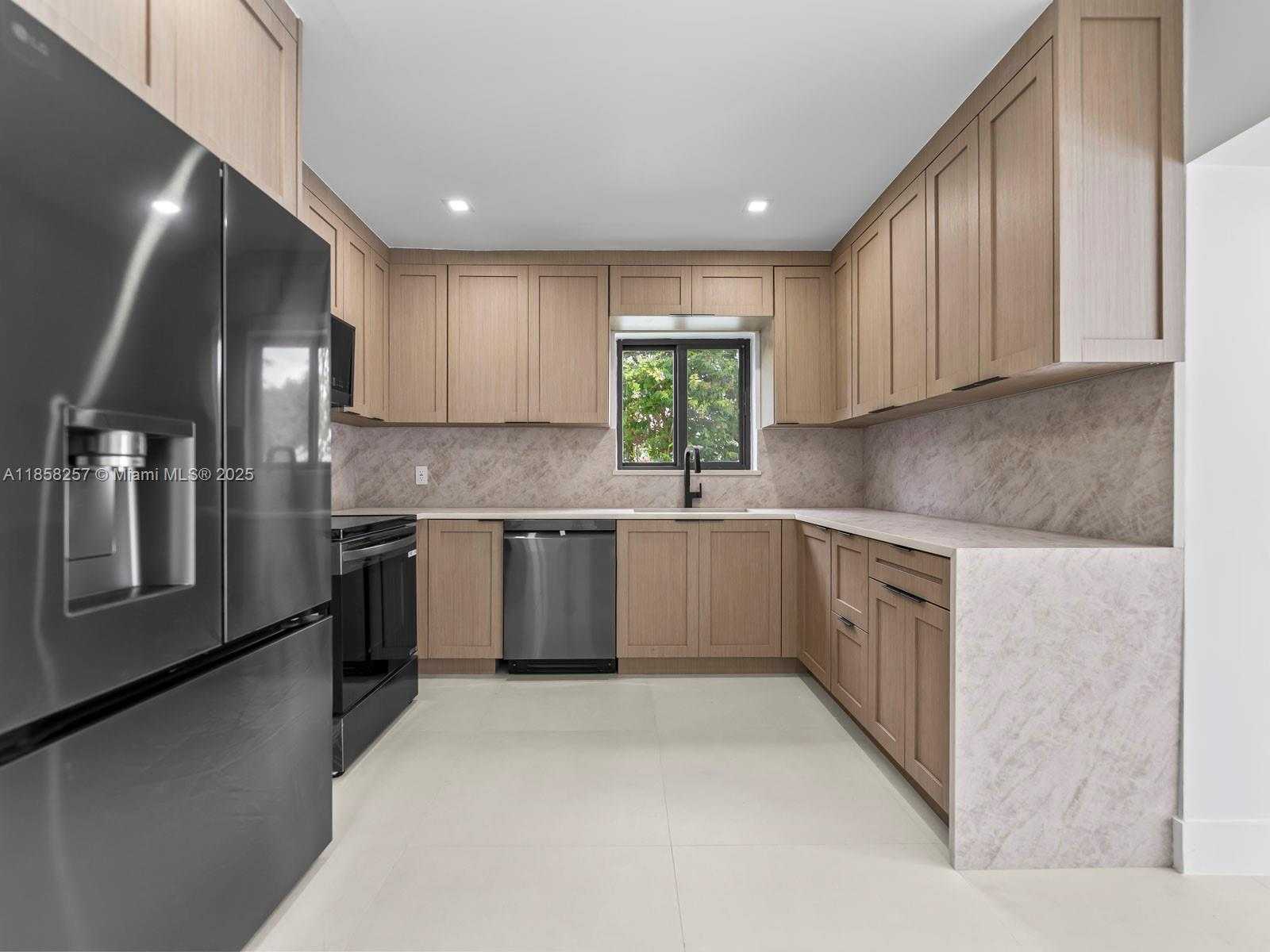 Small Image of 1221 BIARRITZ DR, Miami Beach Number 4