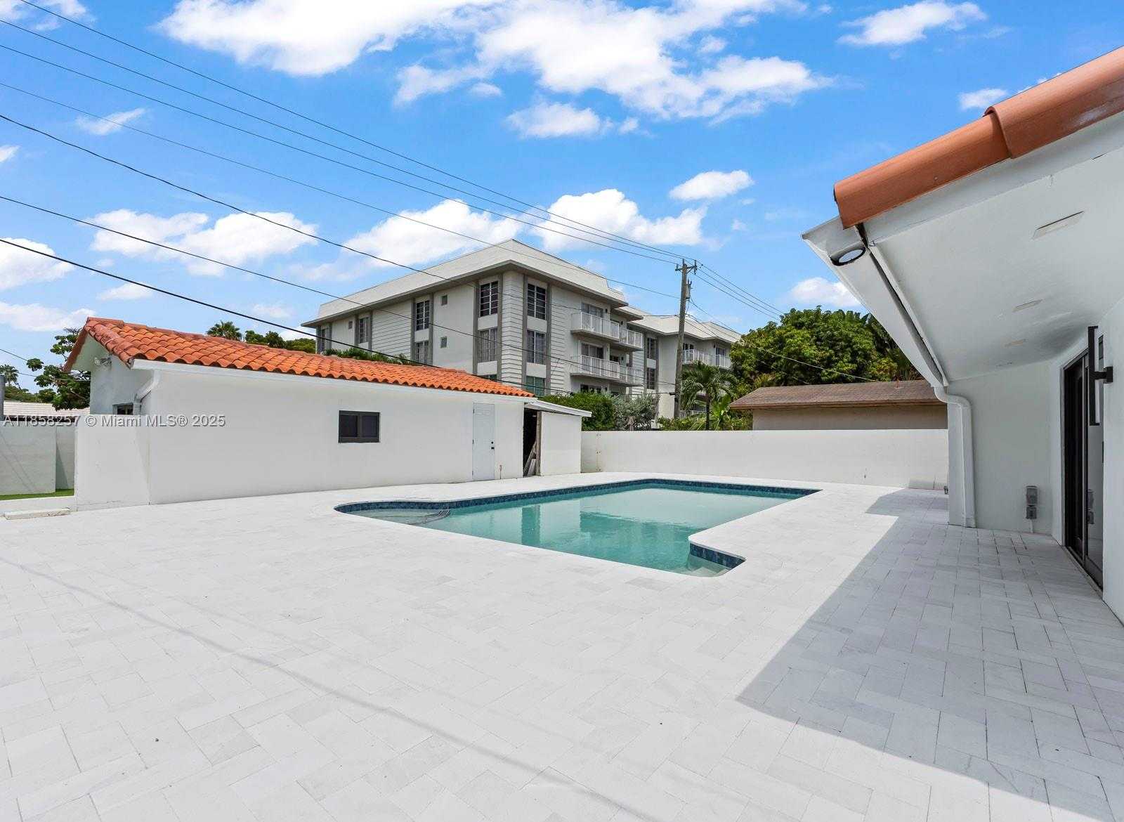 Small Image of 1221 BIARRITZ DR, Miami Beach Number 40