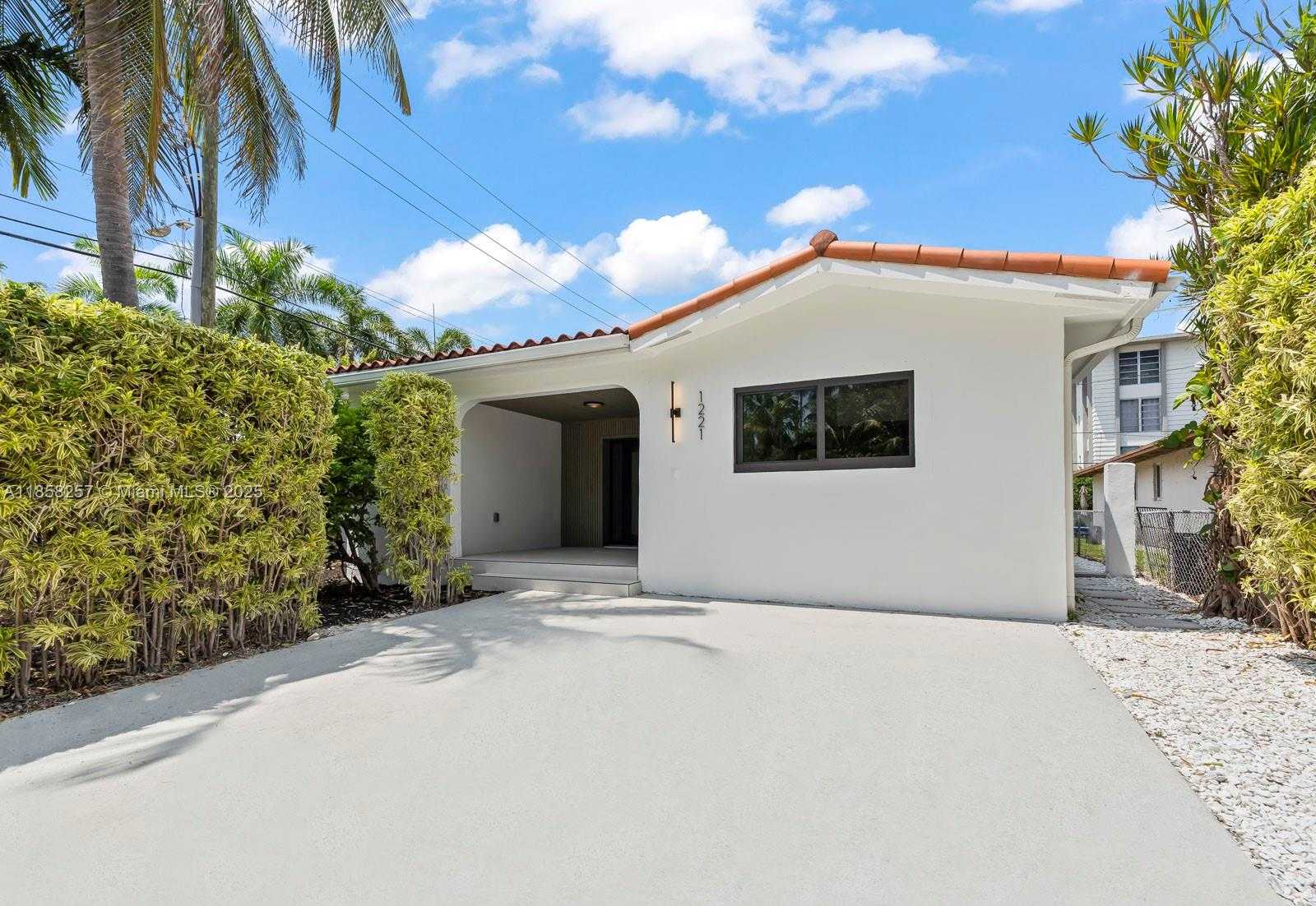 Small Image of 1221 BIARRITZ DR, Miami Beach Number 41