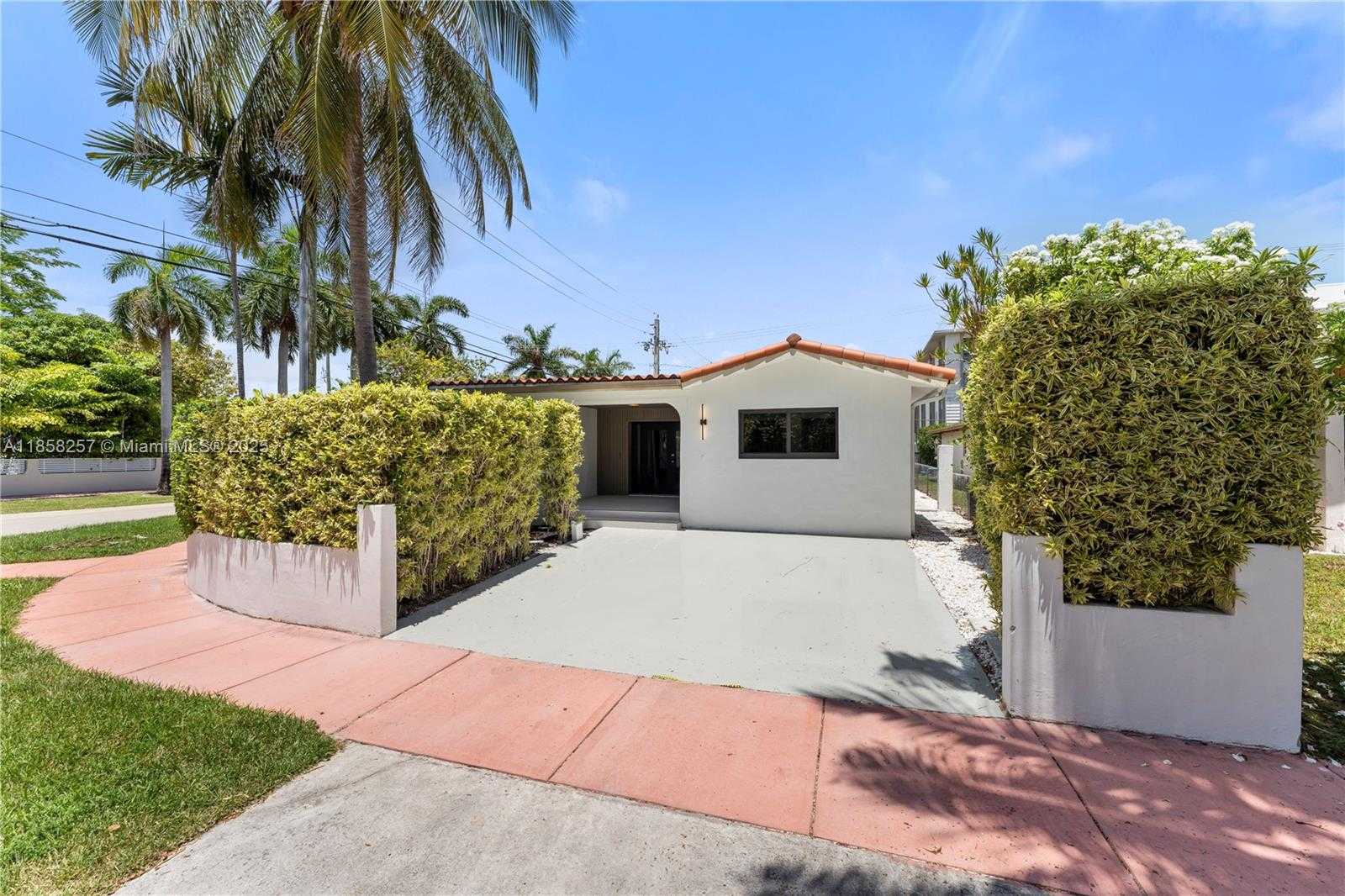 Small Image of 1221 BIARRITZ DR, Miami Beach Number 47