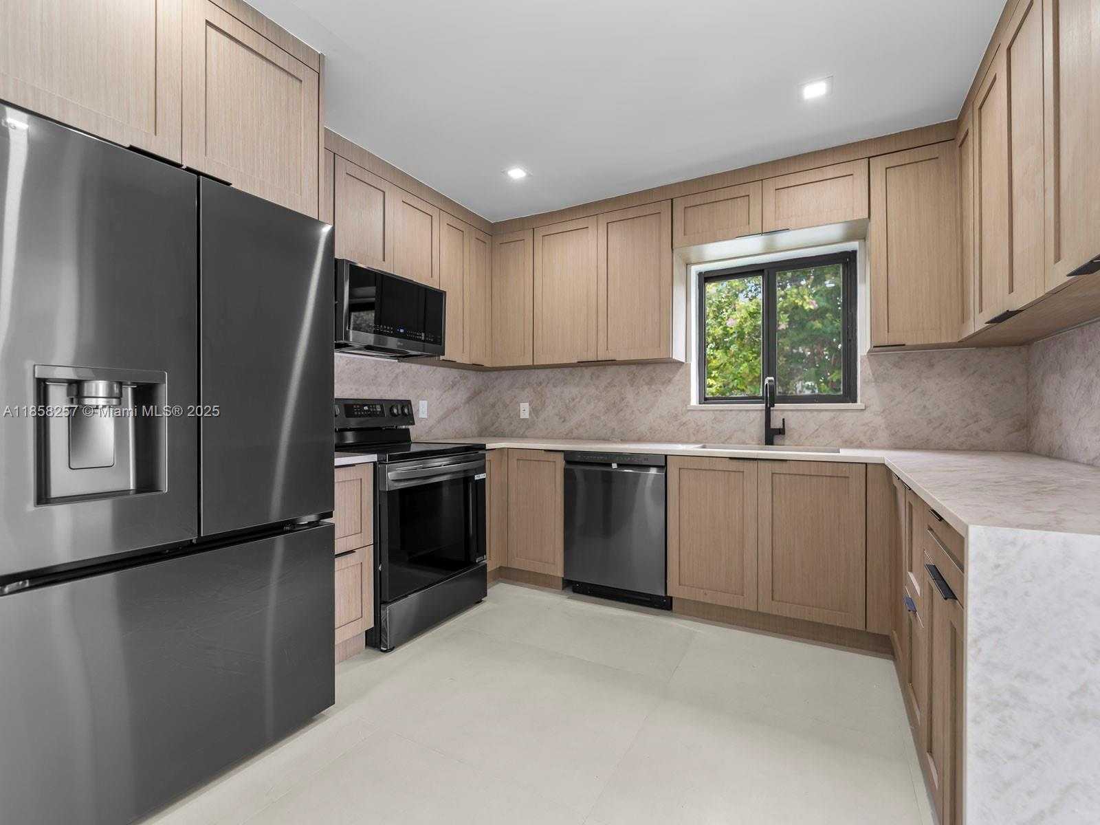 Small Image of 1221 BIARRITZ DR, Miami Beach Number 5