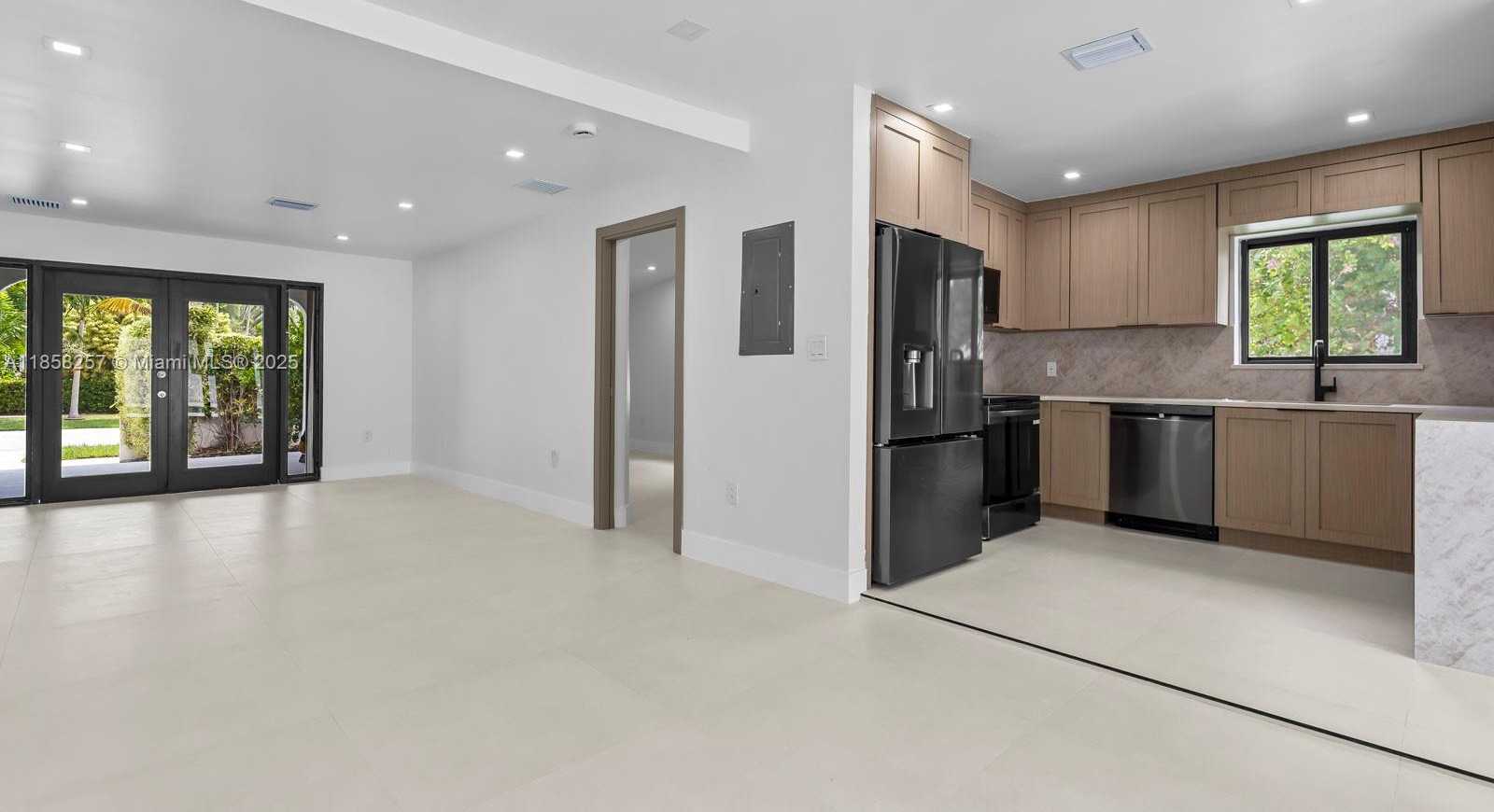 Small Image of 1221 BIARRITZ DR, Miami Beach Number 6