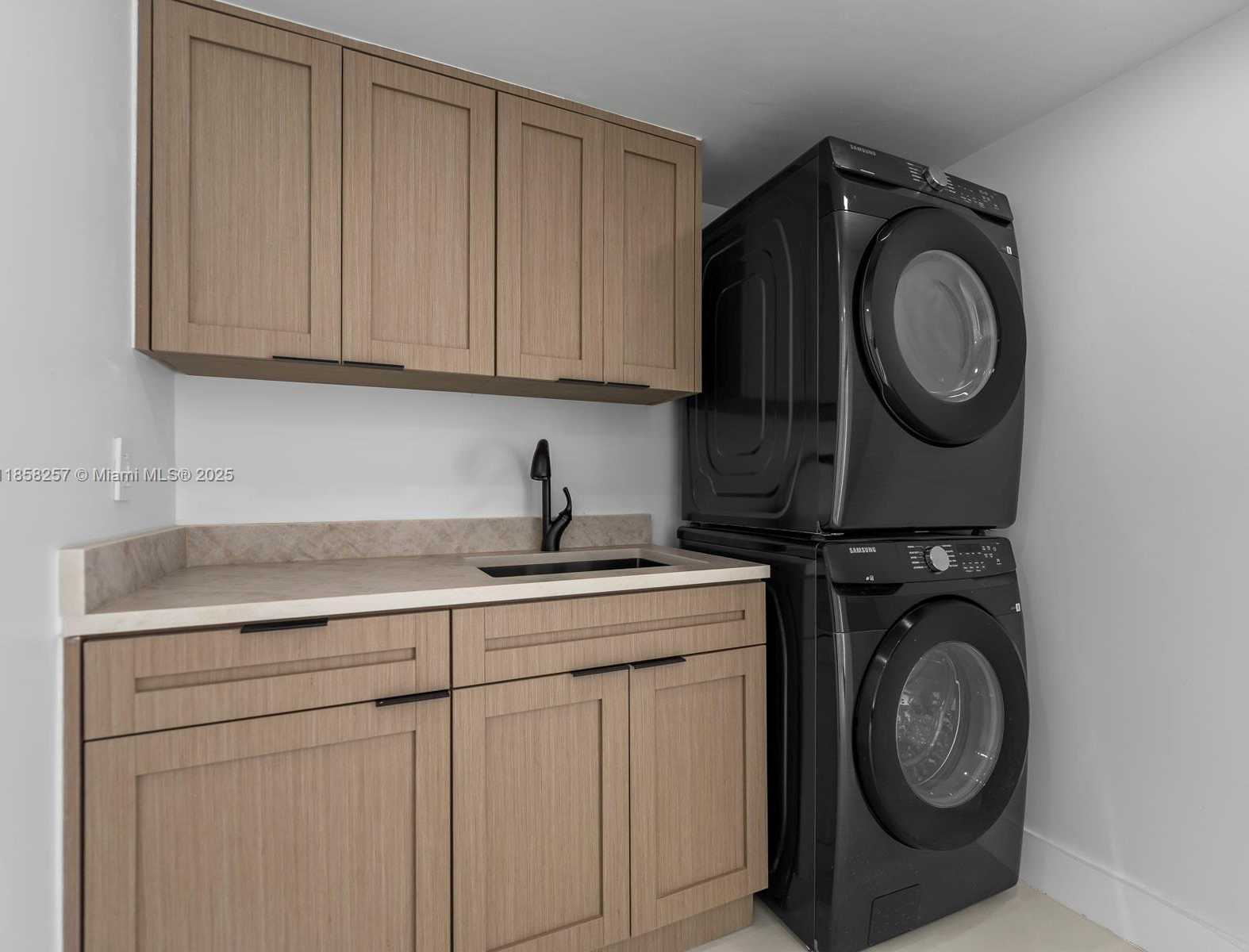 Small Image of 1221 BIARRITZ DR, Miami Beach Number 7