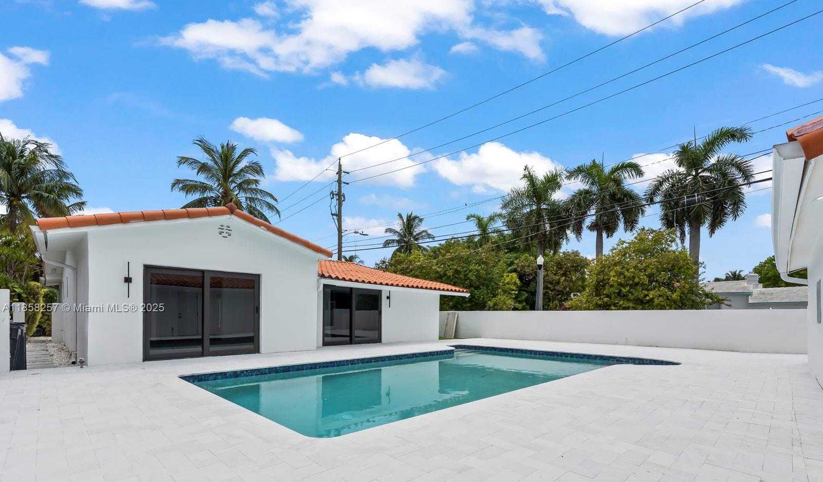 Small Image of 1221 BIARRITZ DR, Miami Beach Number 8