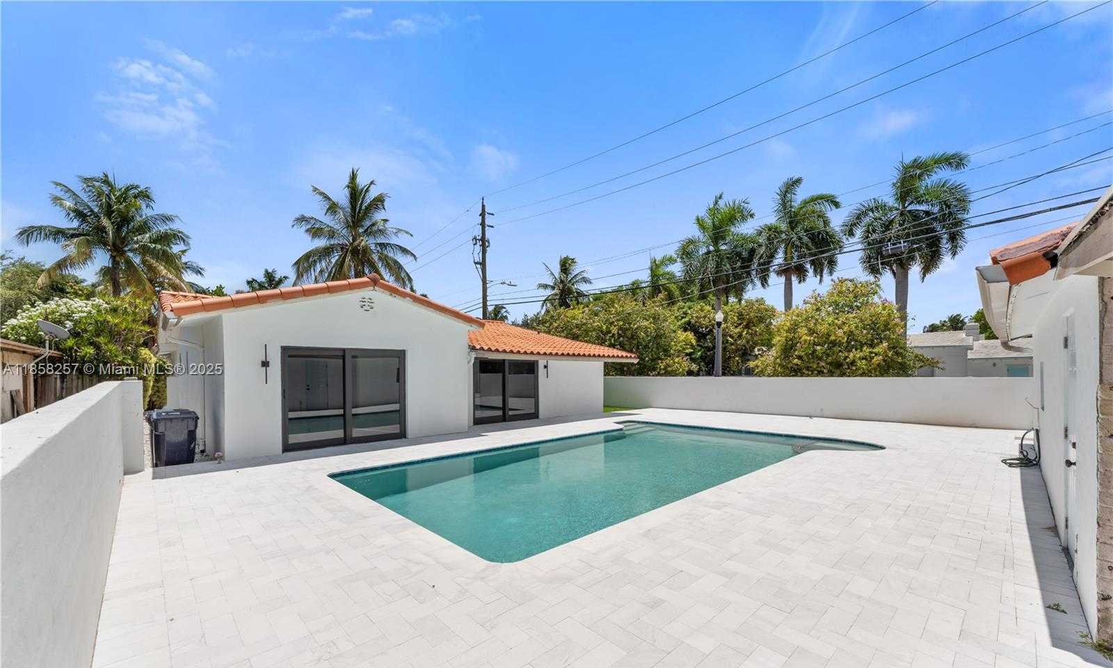 Small Image of 1221 BIARRITZ DR, Miami Beach Number 9