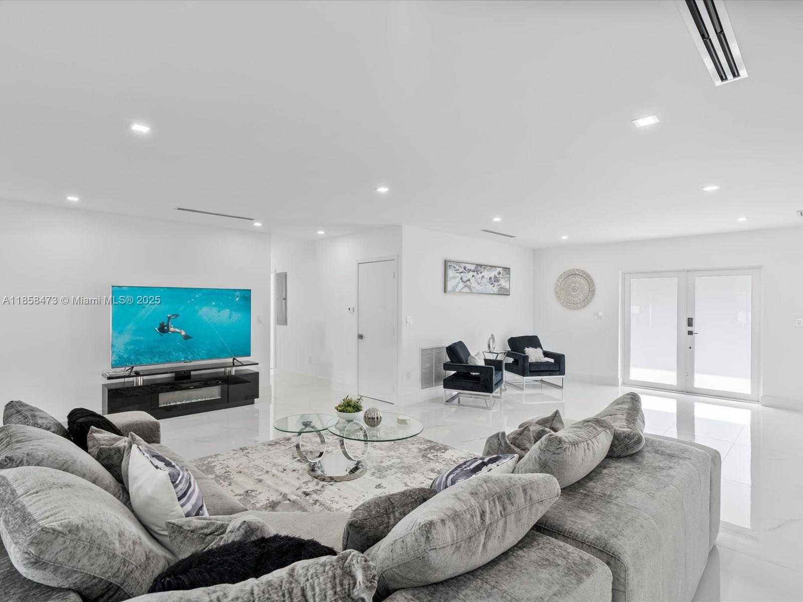 Small Image of 4901 SOUTH GRANT ST, Hollywood Number 3