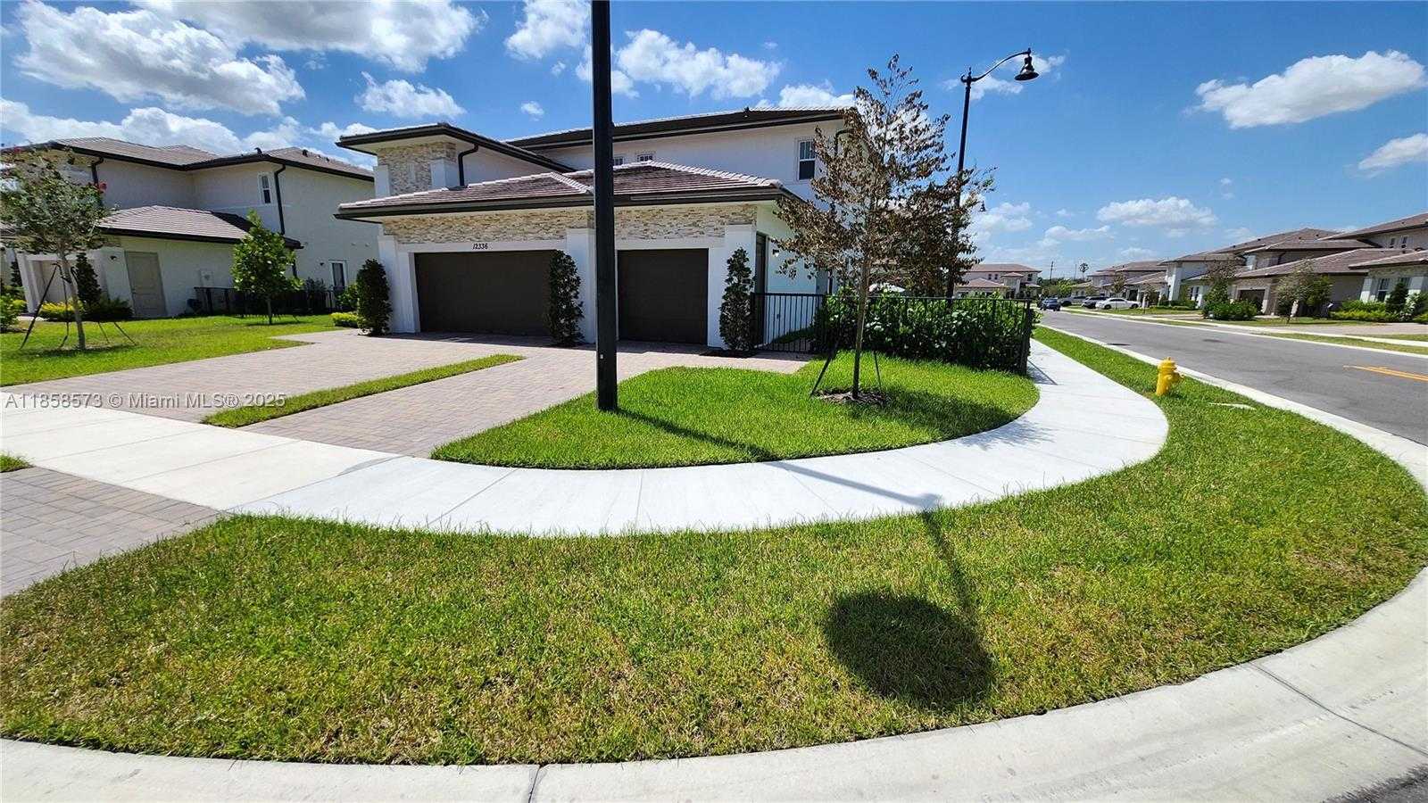 Small Image of 12336 SOUTH WEST 43RD CT, Davie Number 2
