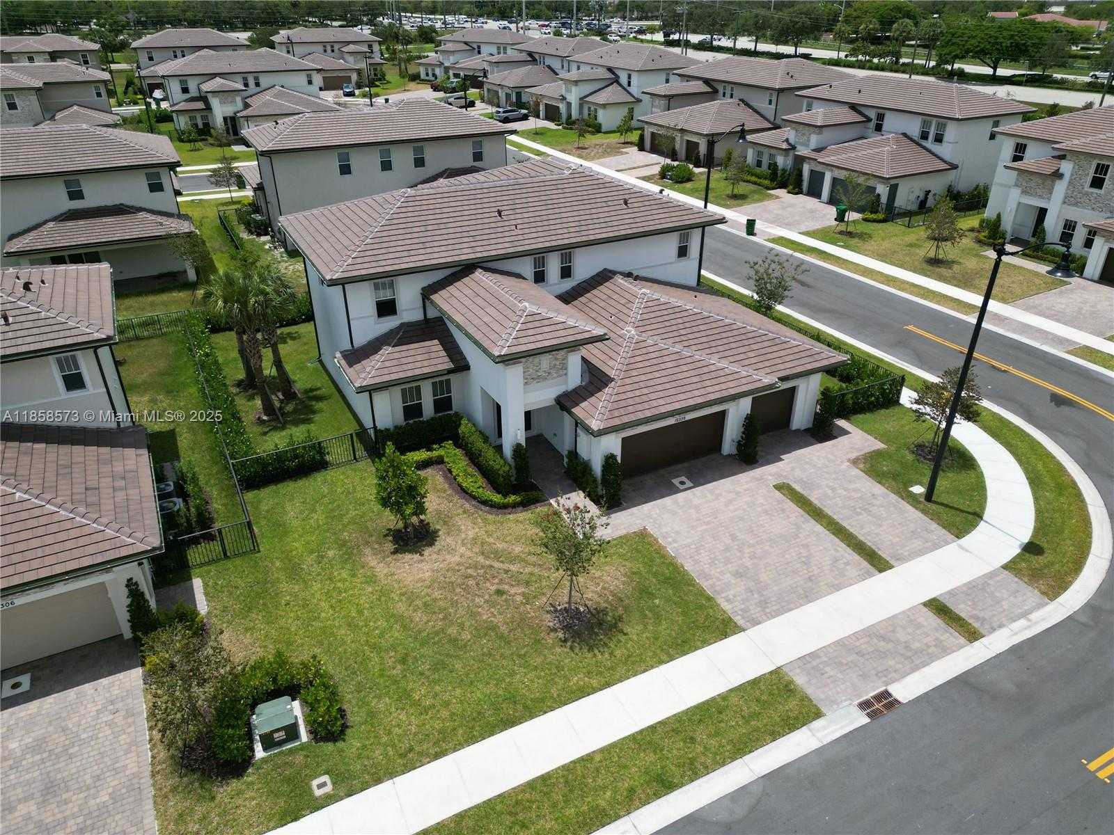 Small Image of 12336 SOUTH WEST 43RD CT, Davie Number 3
