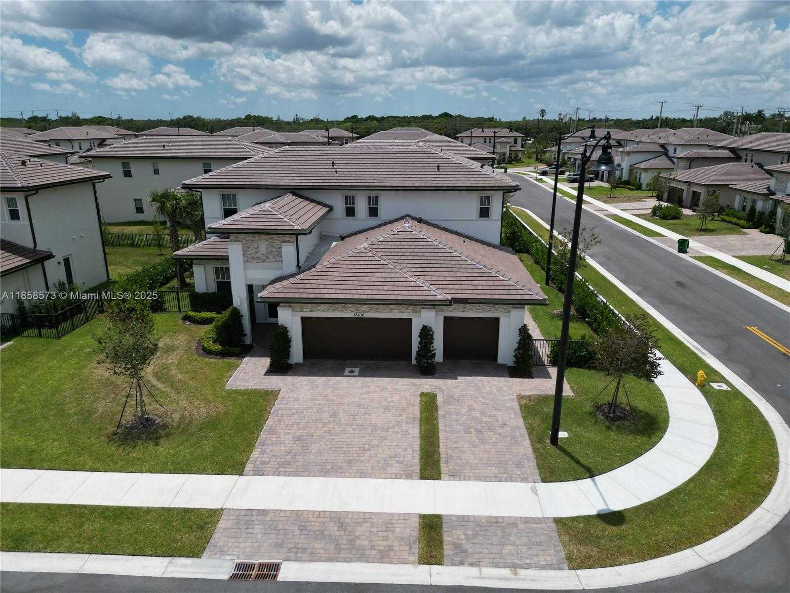 Small Image of 12336 SOUTH WEST 43RD CT, Davie Number 32