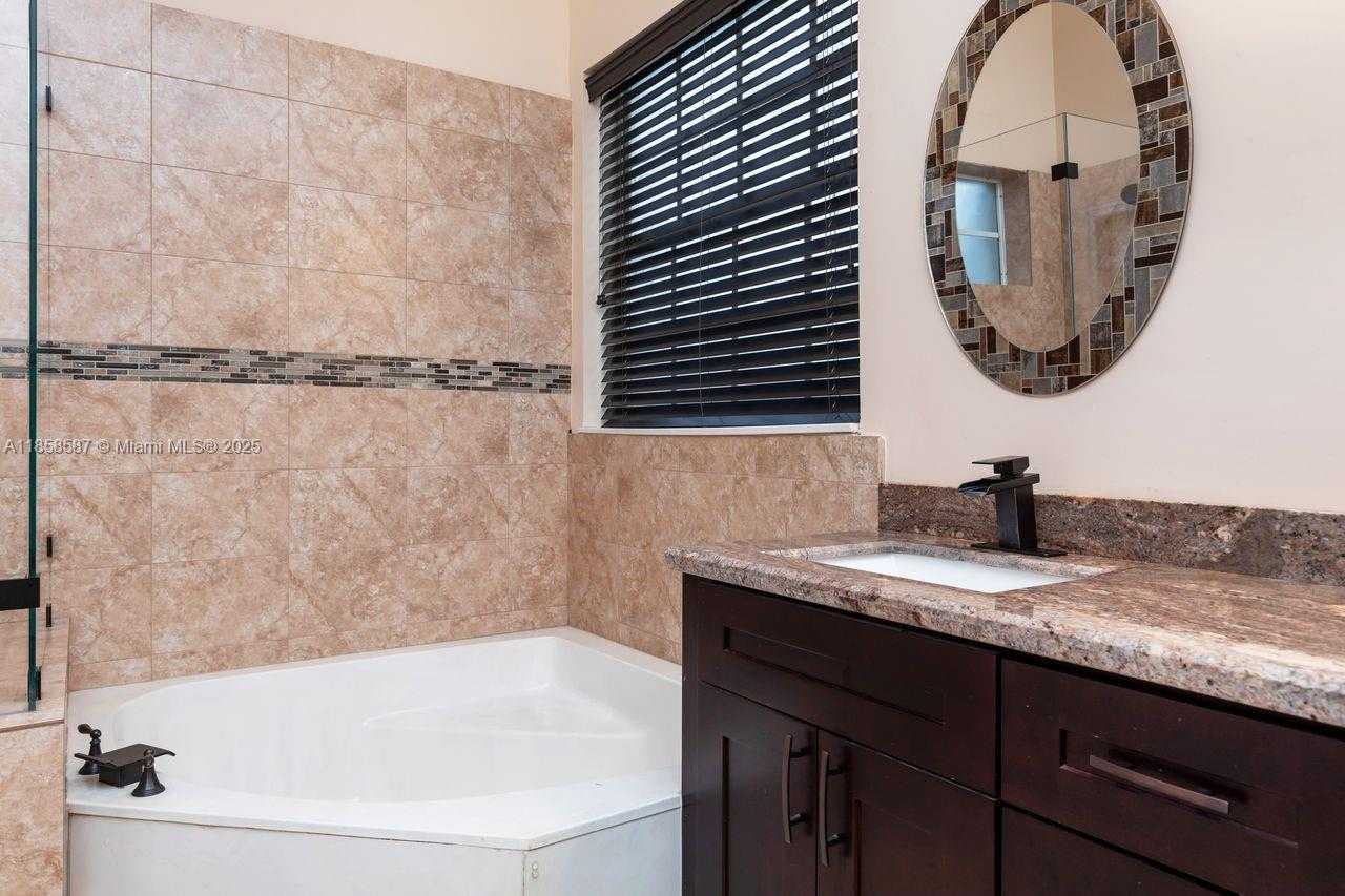 Small Image of 720 VERONA LAKE DR, Weston Number 13